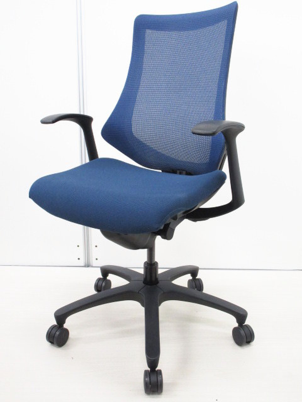 【残り１脚】【1年保証対象商品】イトーキ｜エフ｜固定肘｜ネイビーメッシュ！シャープなデザインが特徴的！【状態良好】
                        エフ
                                    中古
            