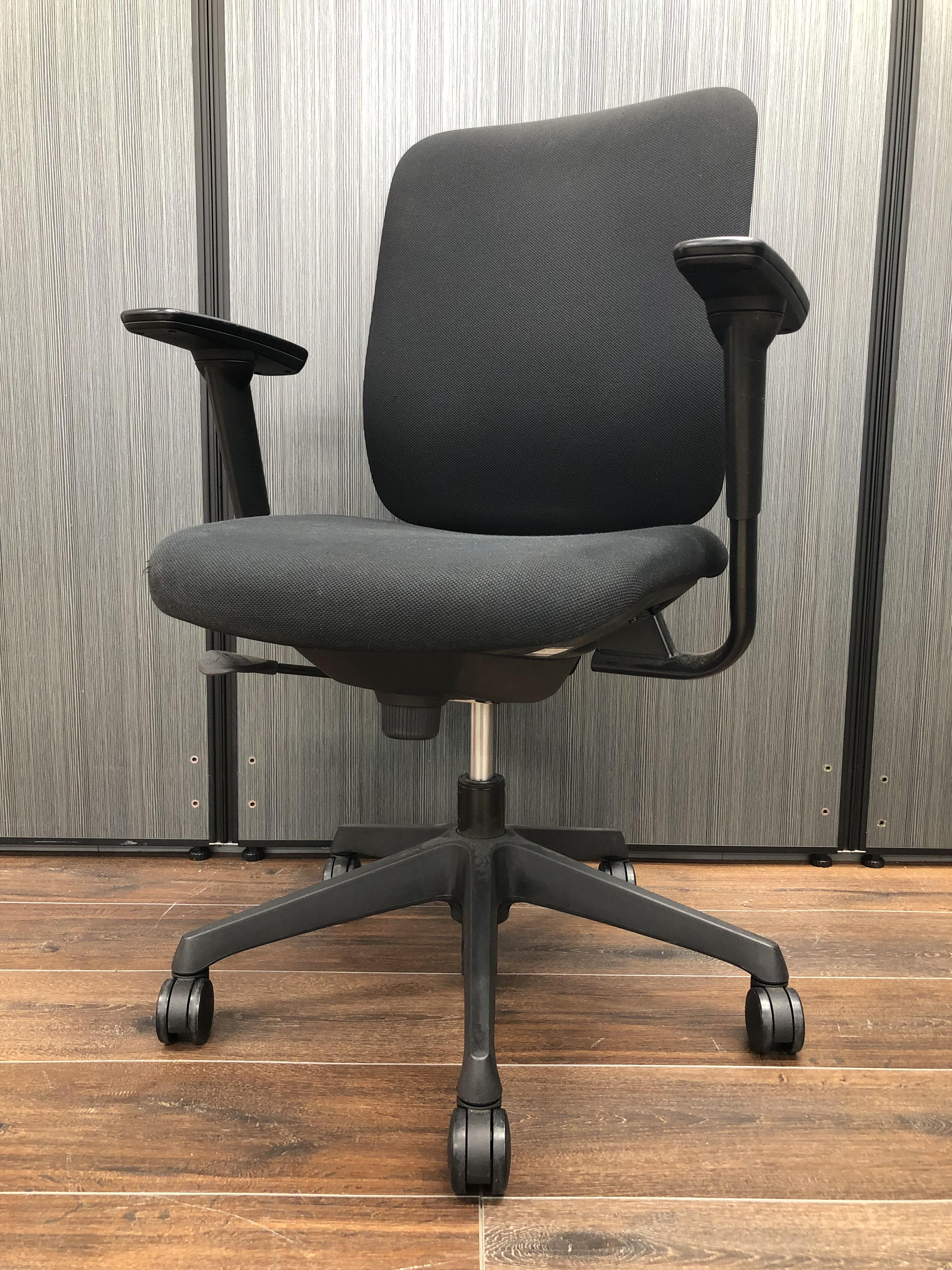 【KS】【ふっくらクッションが心地良い！】■オカムラ製　シージーアールチェア　可動肘付　ブラック　※クッション劣化　肘擦れ【在庫入替】
                        CG-Rチェア
                                    中古
            