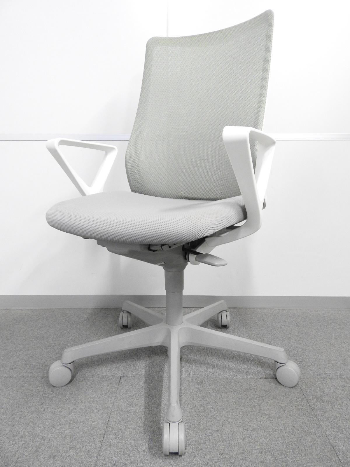 【包み込む背もたれ】■オカムラ製　フルーエント　肘付ハイバックチェア　ライトグレー
                        フルーエントチェア
                                    中古
            