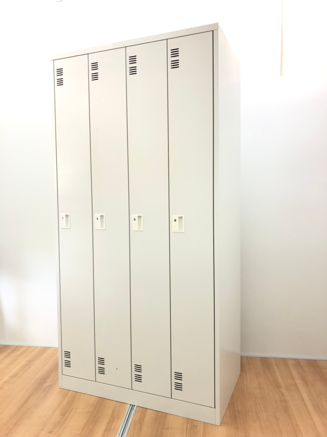 【オフィスの必需品】■定番　4人用ロッカー
                        その他シリーズ
                                    中古
            