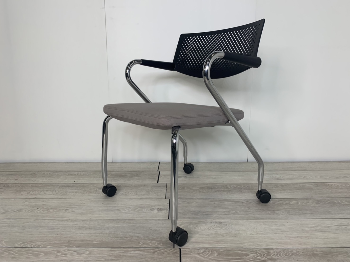 【おつとめ品につきお値下げ】【収納可能で省スペース！】デザイナーズのお洒落なデザイン！休憩スペース等に！
                        ビザロール2
                                    中古
            