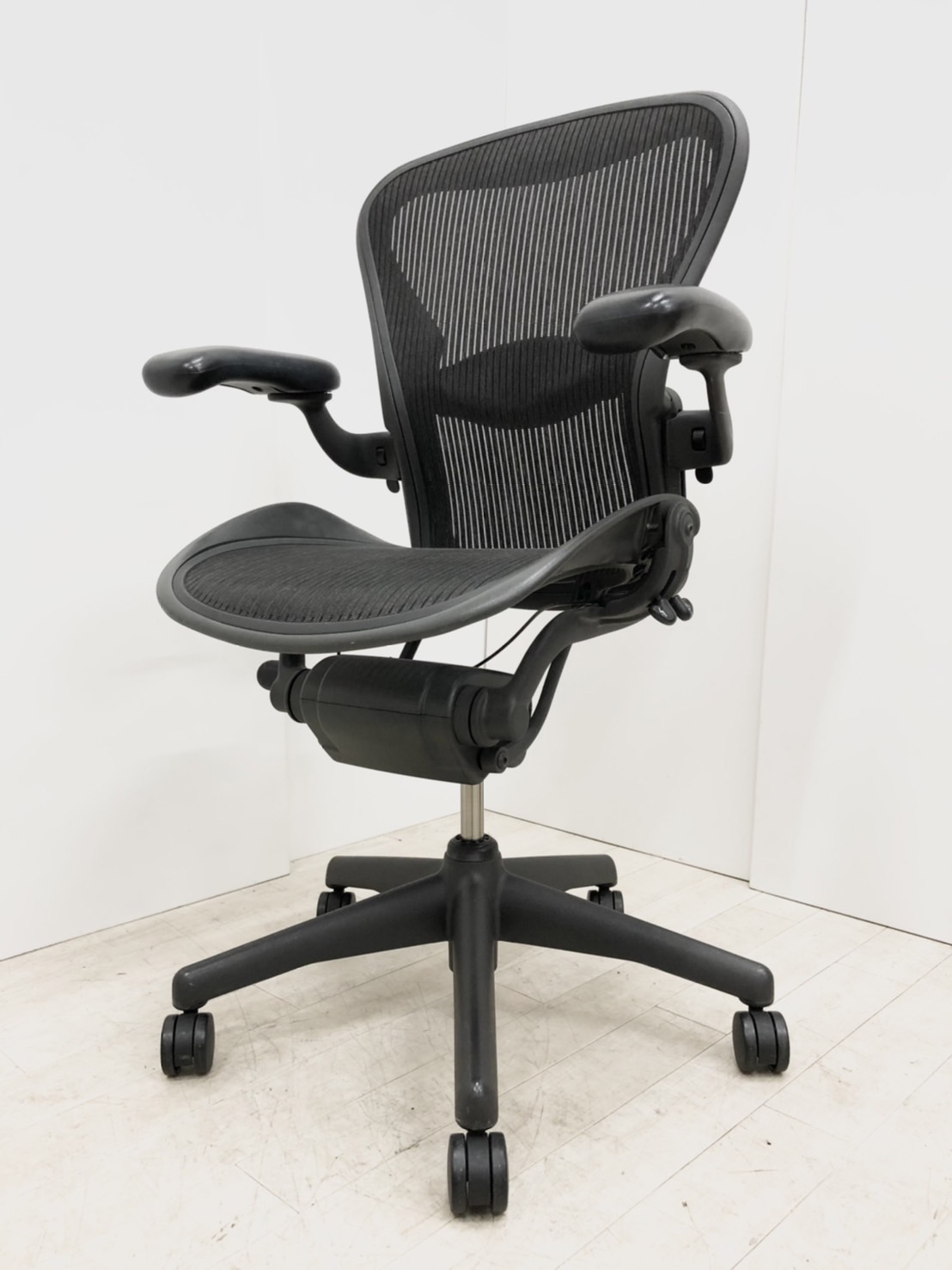 ランバーサポート／バナナクッション／チェアの王様／大人気／メッシュ　◆Hermanmiller／ハーマンミラー　◆Aeron／アーロン
                        アーロンチェア（ランバー　フル装備）
                                    中古
            