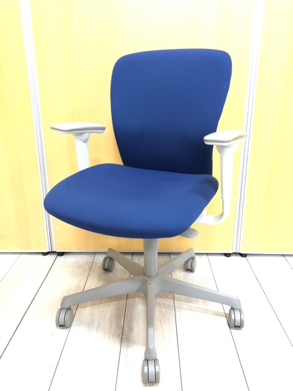 【ロット商品！！】オカムラ製　スラートシリーズ　ブルーカラー　可動肘　ローバック！！【京都・滋賀・大阪】
                        スラート
                                    中古
            