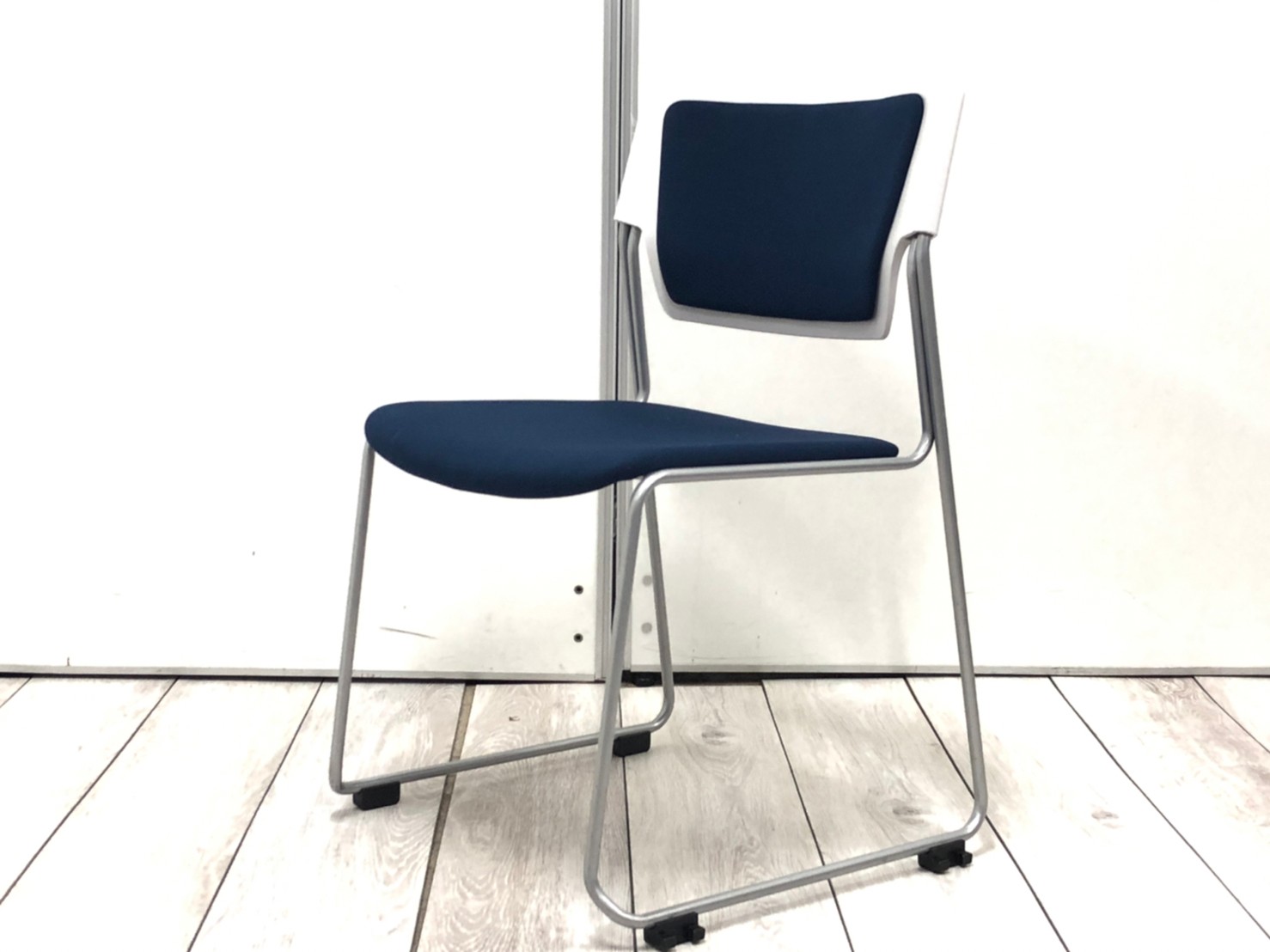 【10脚入荷！】スタンダードなデザインで使いやすい！キャスター無のため安定性も◎■イトーキ製　スタッキングチェア　ブルー　
                        エレック
                                    中古
            