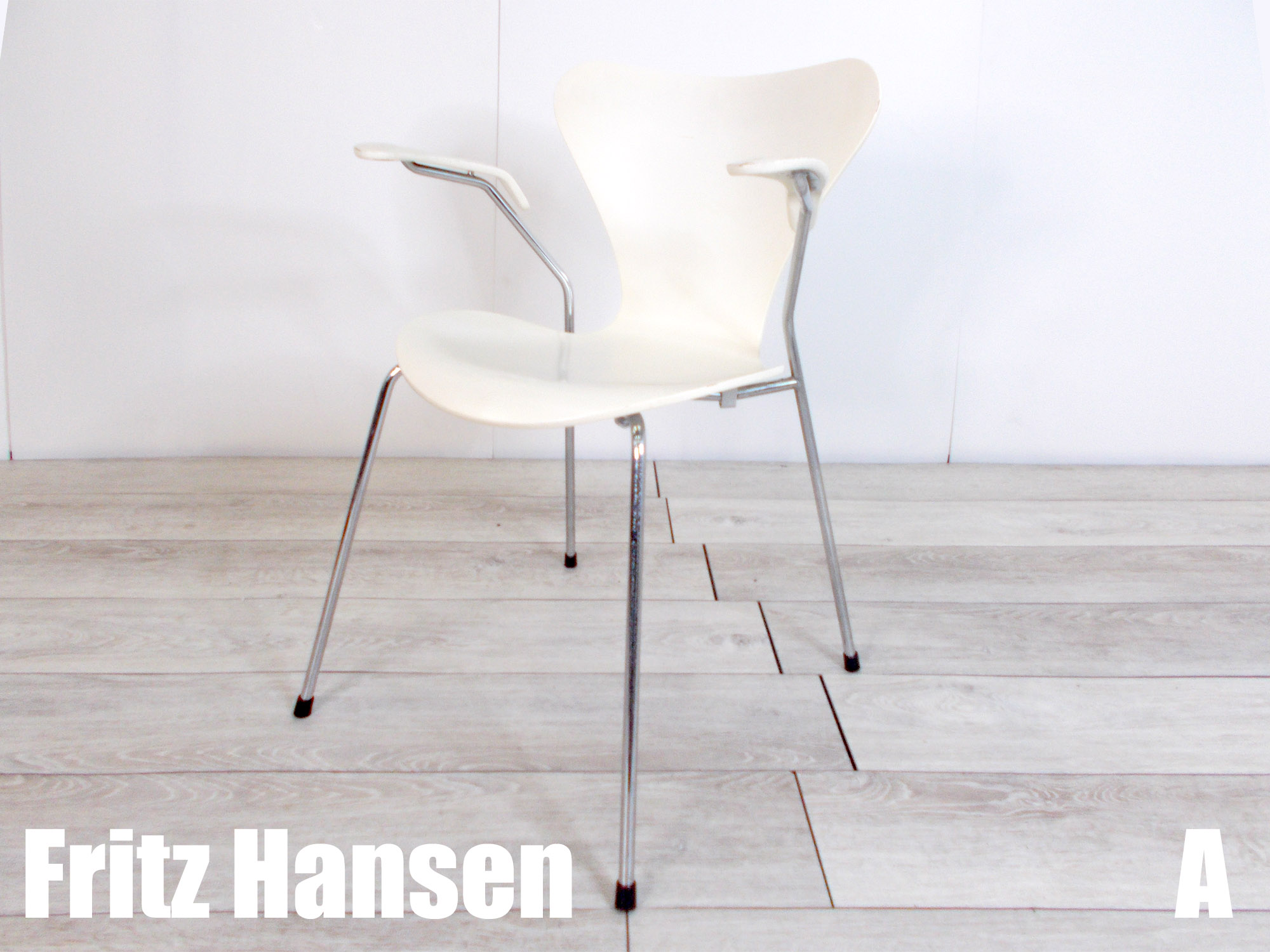 A）FritzHansen／フリッツハンセン　セブンチェアアームチェア 3207　ホワイト　アルネ・ヤコブセン　北欧
                        その他シリーズ
                                    中古
            