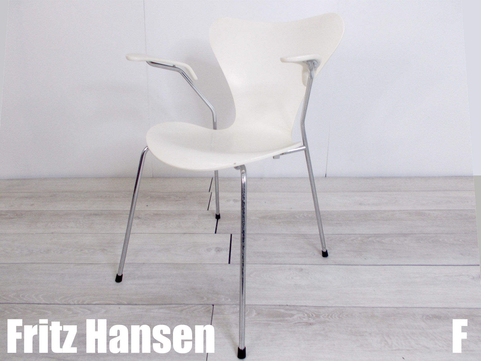 F）FritzHansen／フリッツハンセン セブンチェアアームチェア 3207　ホワイト　アルネ・ヤコブセン　北欧
                        その他シリーズ
                                    中古
            