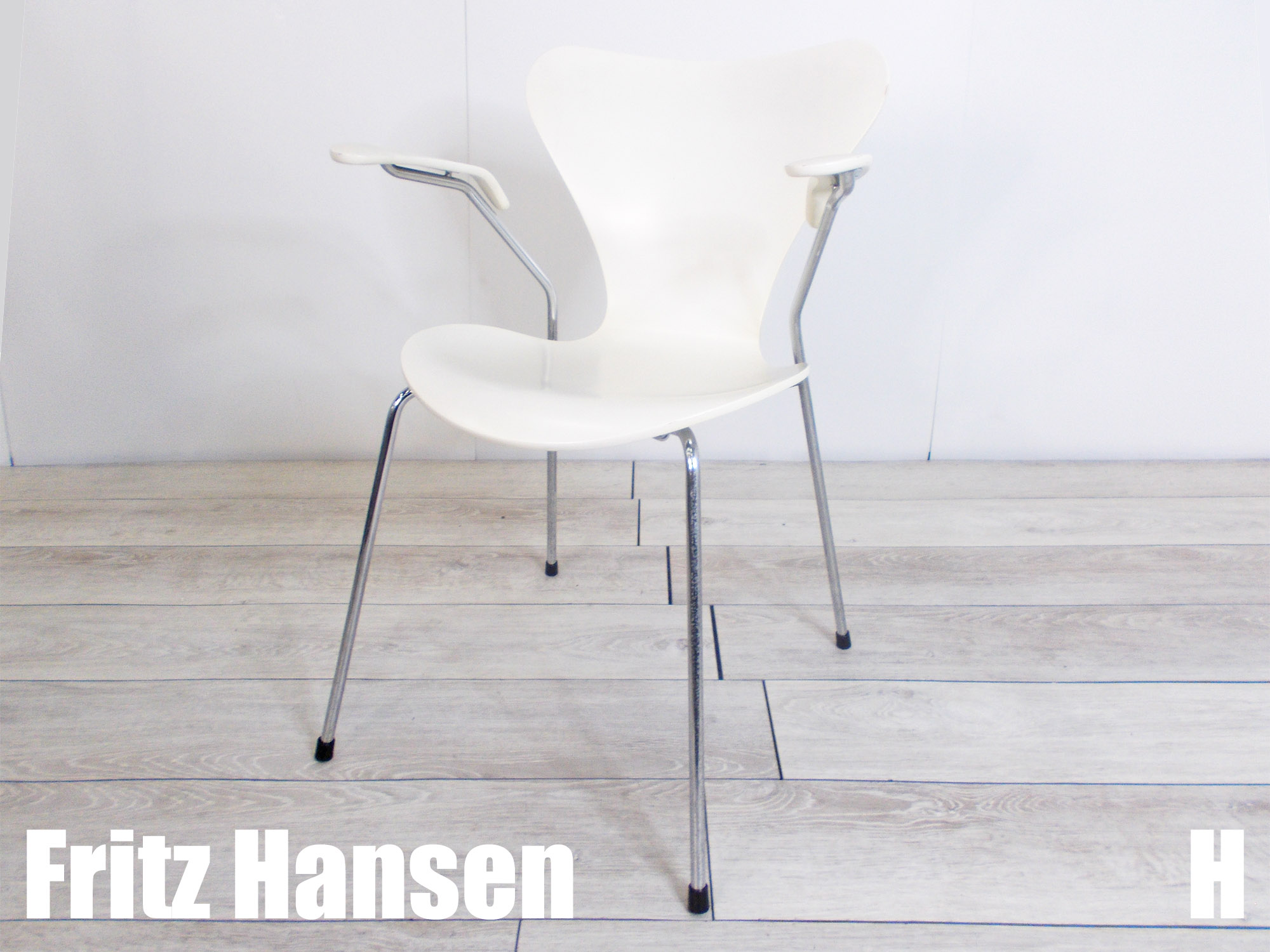 H）FritzHansen／フリッツハンセン　セブンチェアアームチェア 3207　ホワイト　アルネ・ヤコブセン　北欧
                        その他シリーズ
                                    中古
            