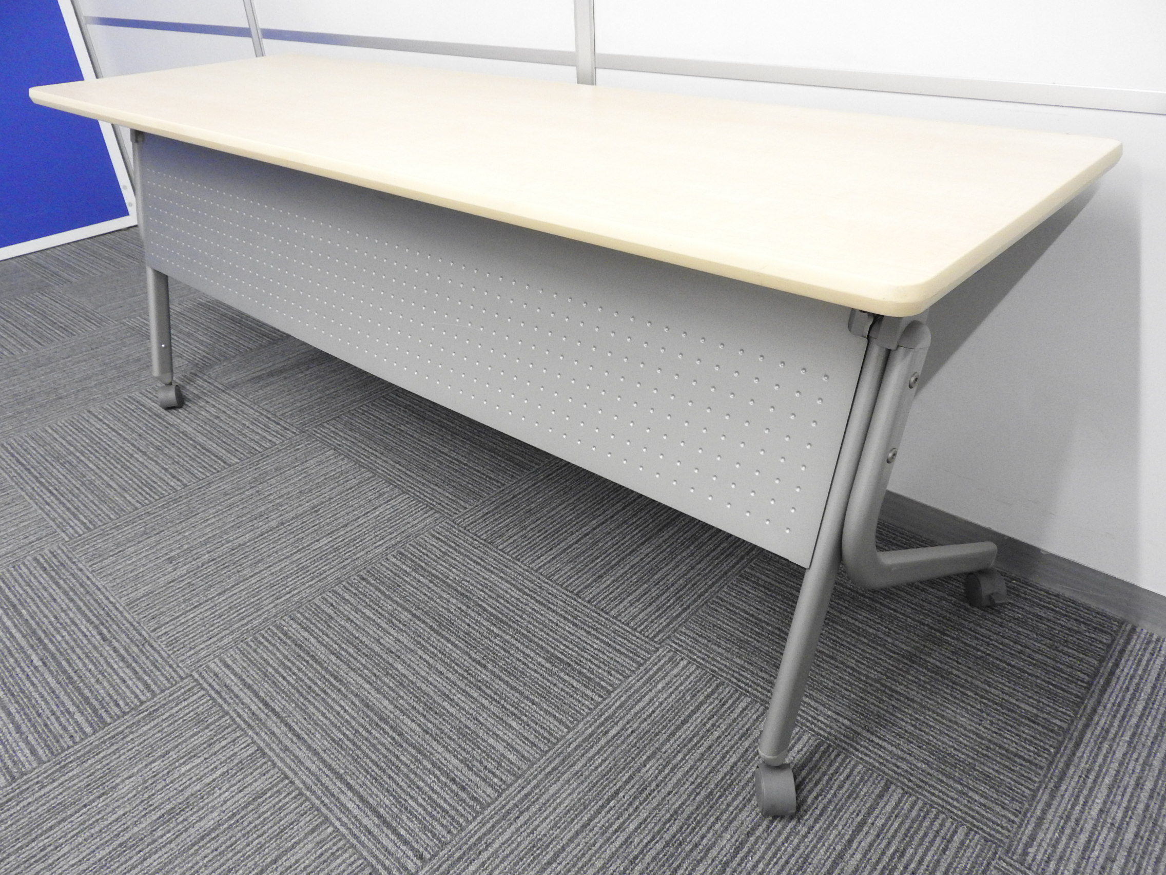 【キャスター付でフレキシブルに使えます！】■内田洋行(UCHIDA)製　サイドスタックテーブル　W1800×D600mm　幕板付き　■いま流行りの木目カラー！
                        その他シリーズ
                                    中古
            