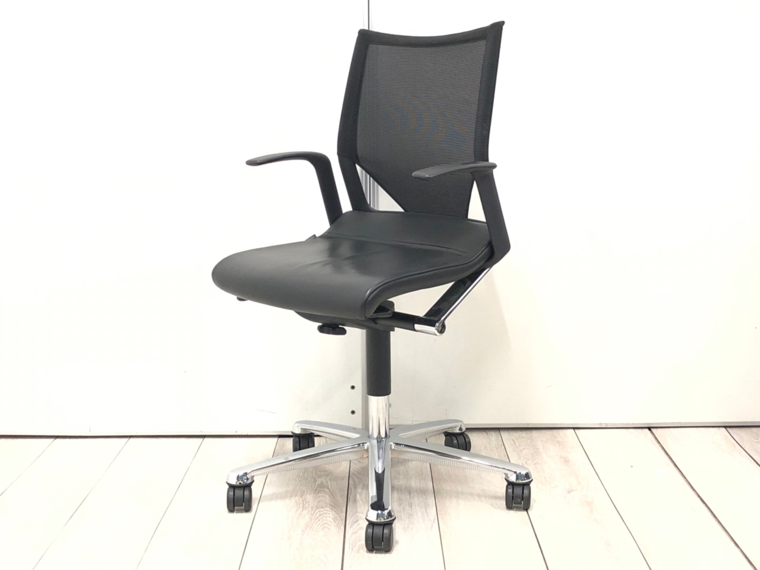 高級／デザイナーズ家具／大人気　■ウィルクハーン/モダス/ブラック
                        モダス
                                    中古
            