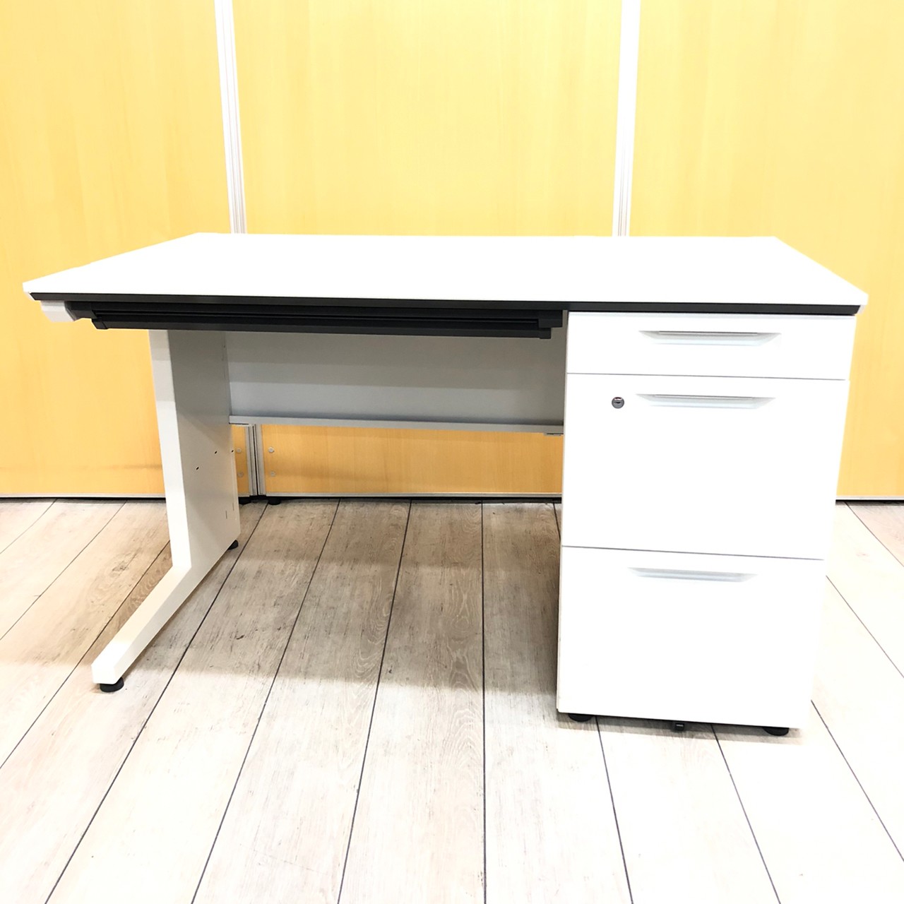 【8台入荷】コクヨ社より「IS」シリーズのホワイトデスク入荷！中古　デスク　オフィス家具　事務什器　片袖　ホワイト　事務机
                        iSシリーズ
                                    中古
            