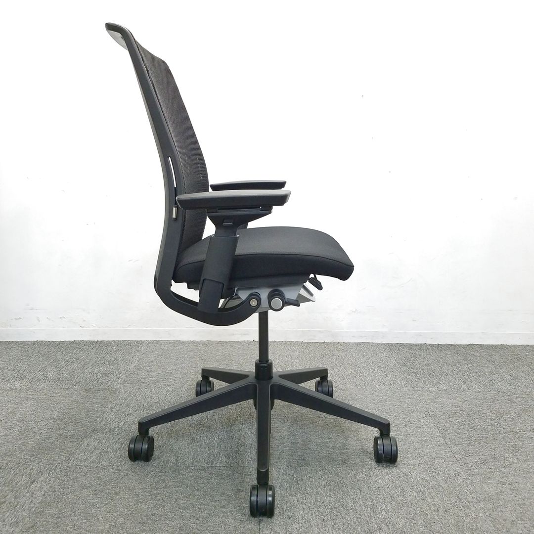 【中古 S(美品)】Think(シンク)／ 肘付きハイバック 中古S】Think(シンク) / 肘付きハイバック / ハンガー付き