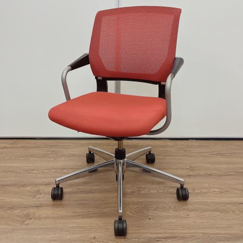 【在庫入れ替え】　コクヨ　サテリテチェア　ネスティングチェア　レッド　キャスター付き　オフィス　会議　ミーティング　収納　　取って部分に少々サビ有　【おつとめ】
                        サテリテチェア
                                    中古
            