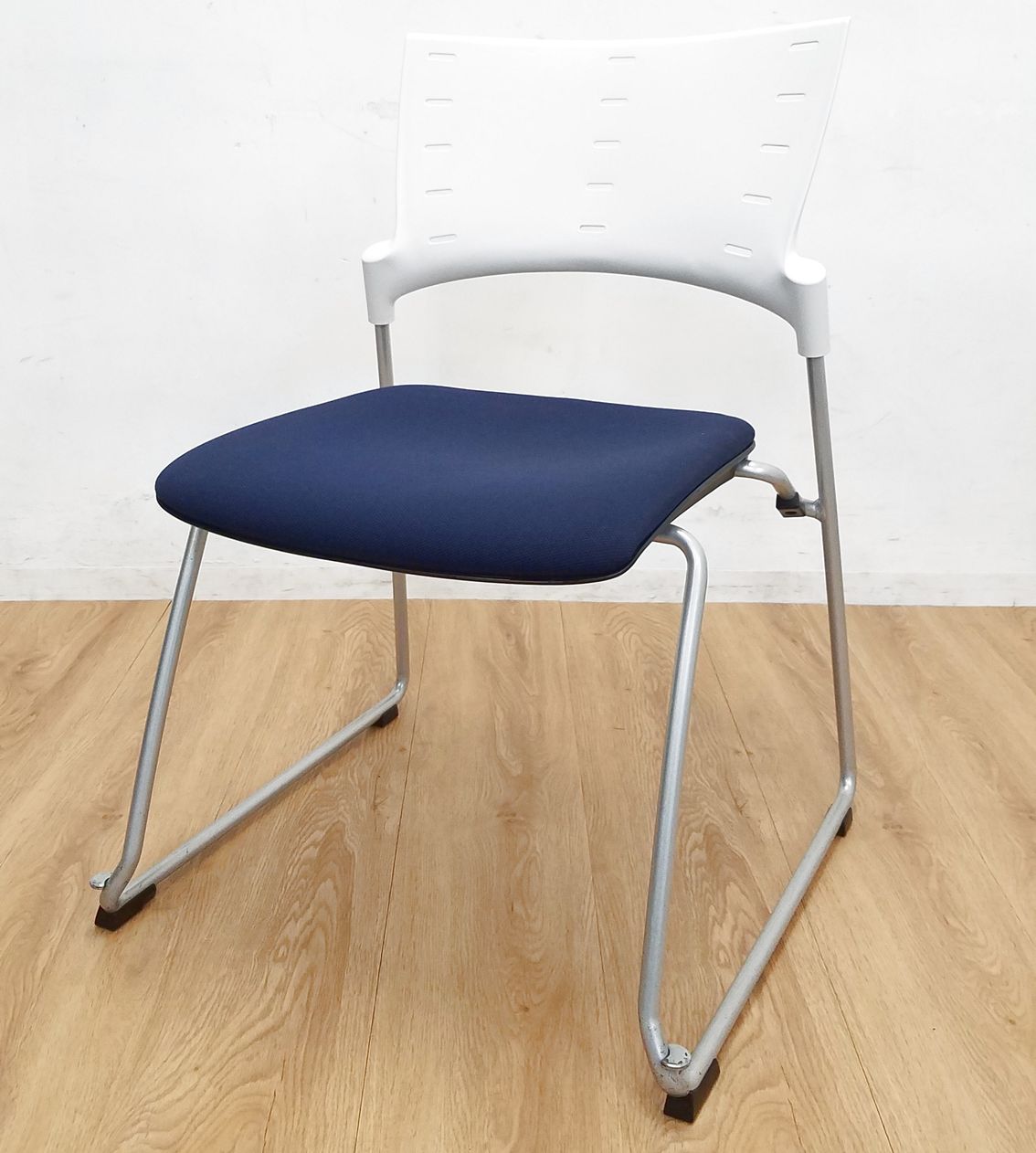 【24脚ロット】定番人気のスタッキングチェア！　イトーキ　中古　OAチェア　テレワーク　在宅ワーク　ミーティング　会議
                        マノスチェア
                                    中古
            