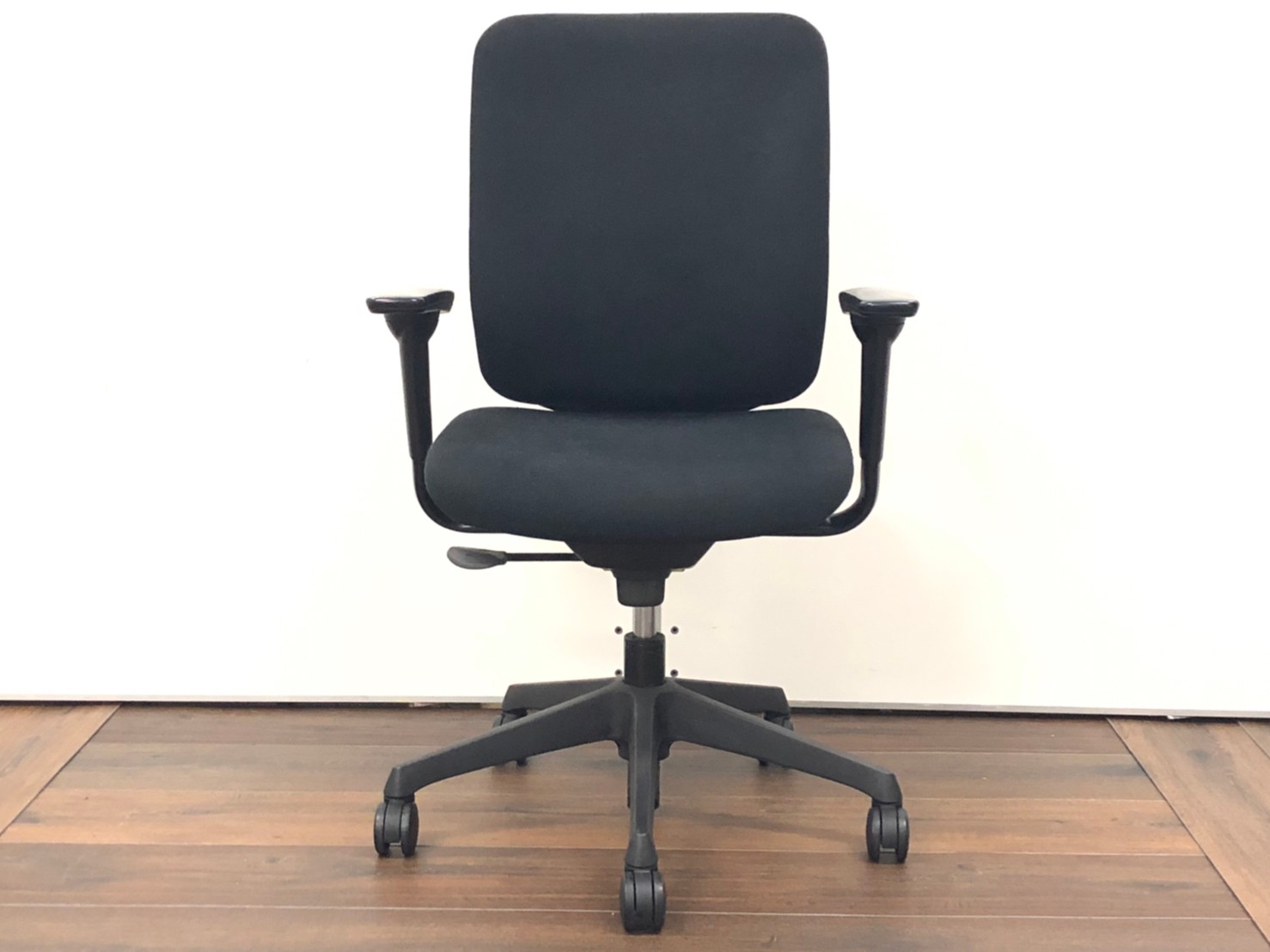 オリバックチェア　中古　ブラック 肘無ローバックチェアの格安販売 - 中古オフィス家具なら