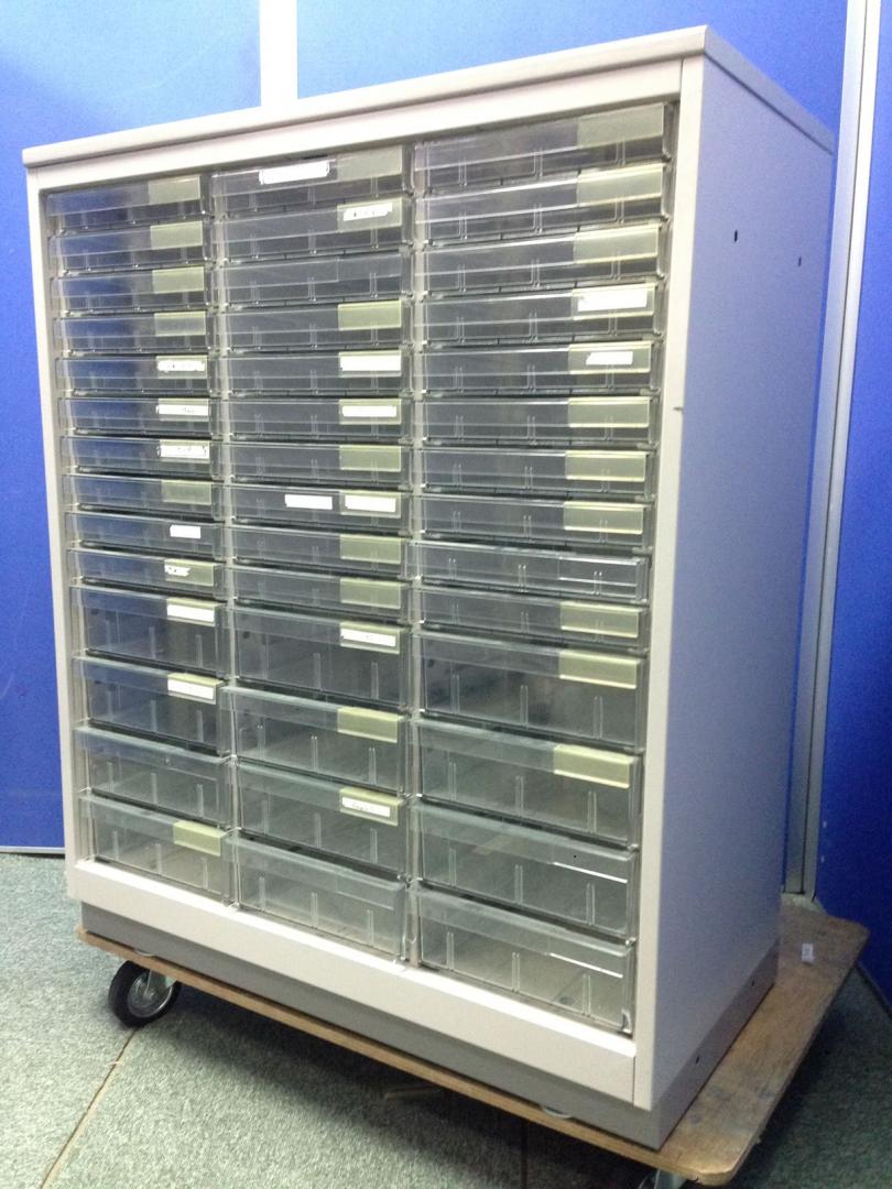 【KS】【省スペースサイズ入荷！】■イトーキ製　クリスタルトレイキャビネット（浅型10段・深型4段）天板付　※キズあり
                        シンライン
                                    中古
            