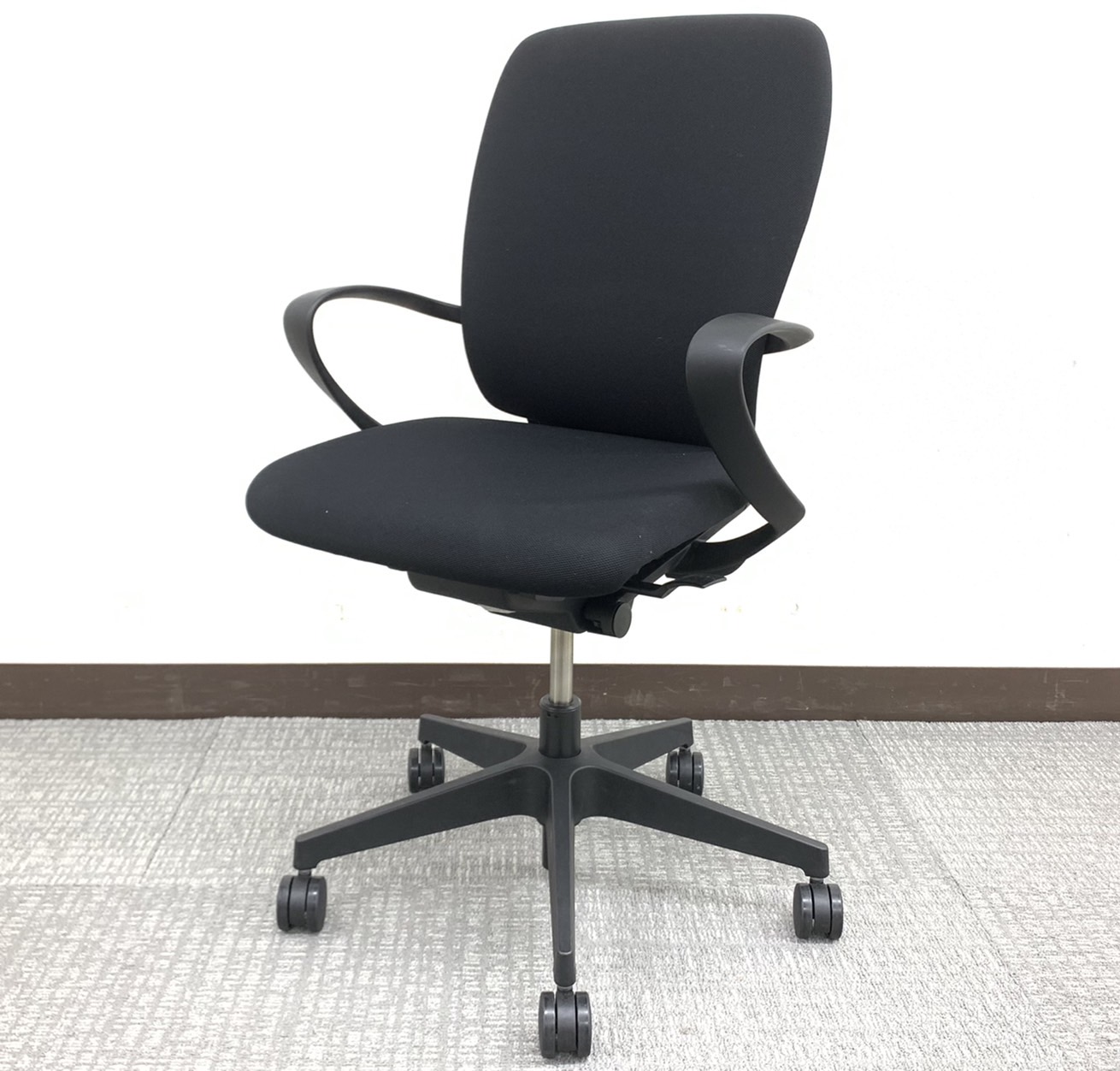 【法人のお客様に人気！】フルゴ（Fulgo）チェアオールブラック仕様※固定肘掛け仕様◆イトーキ製
                        フルゴ
                                    中古
            