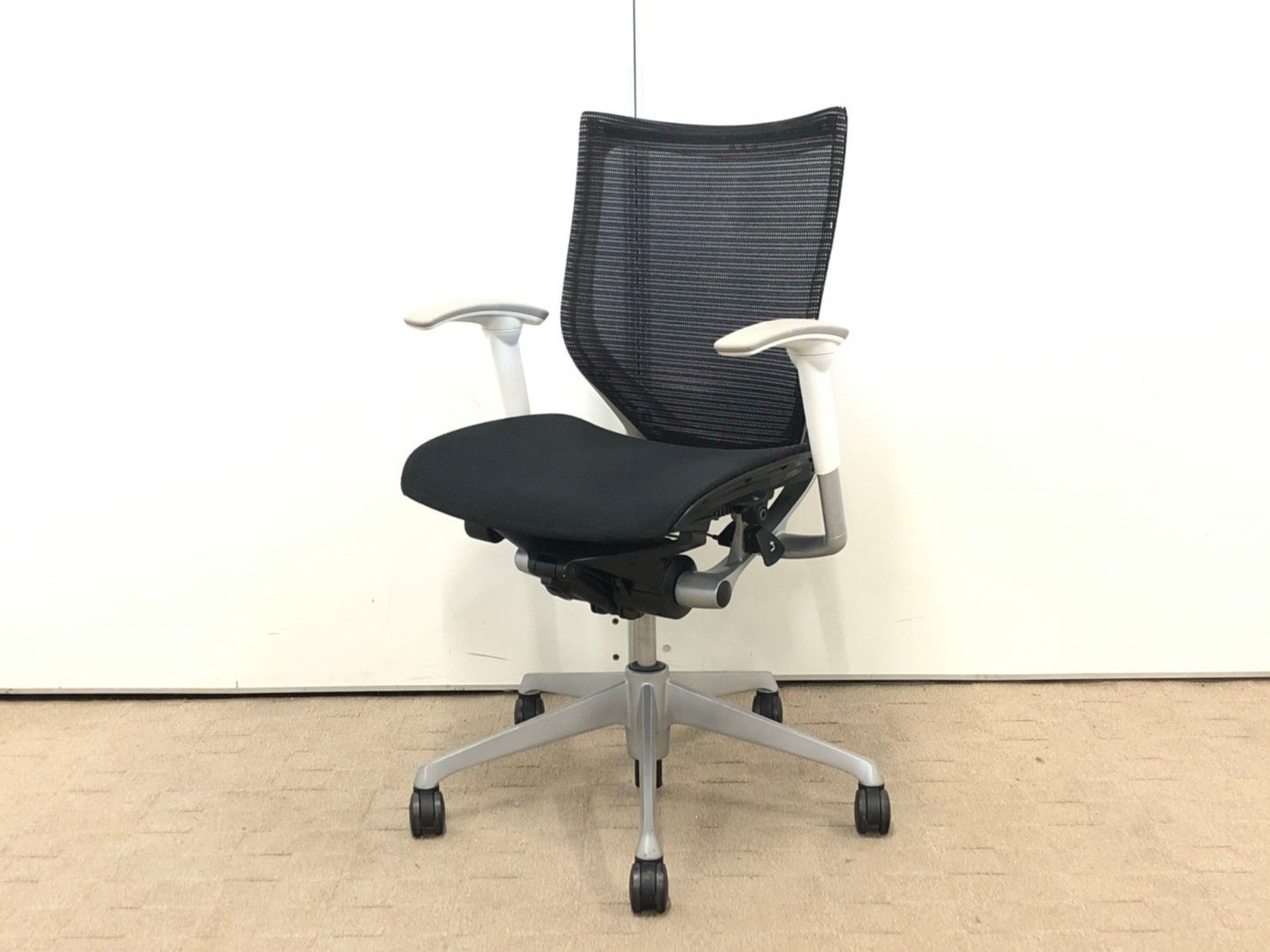 【4脚入荷！！】座面がメッシュのバロンチェア！大量入荷の特別価格！
                        バロンメッシュチェア
                                    中古
            