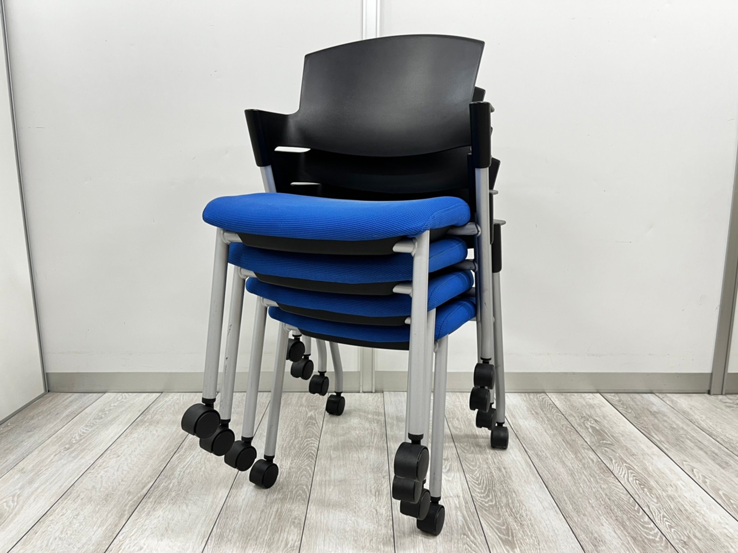 4脚1セット！コンパクトなのに座りやすい！
ミーティングチェアの定番シリーズ！
                        プロッティチェア
                                    中古
            