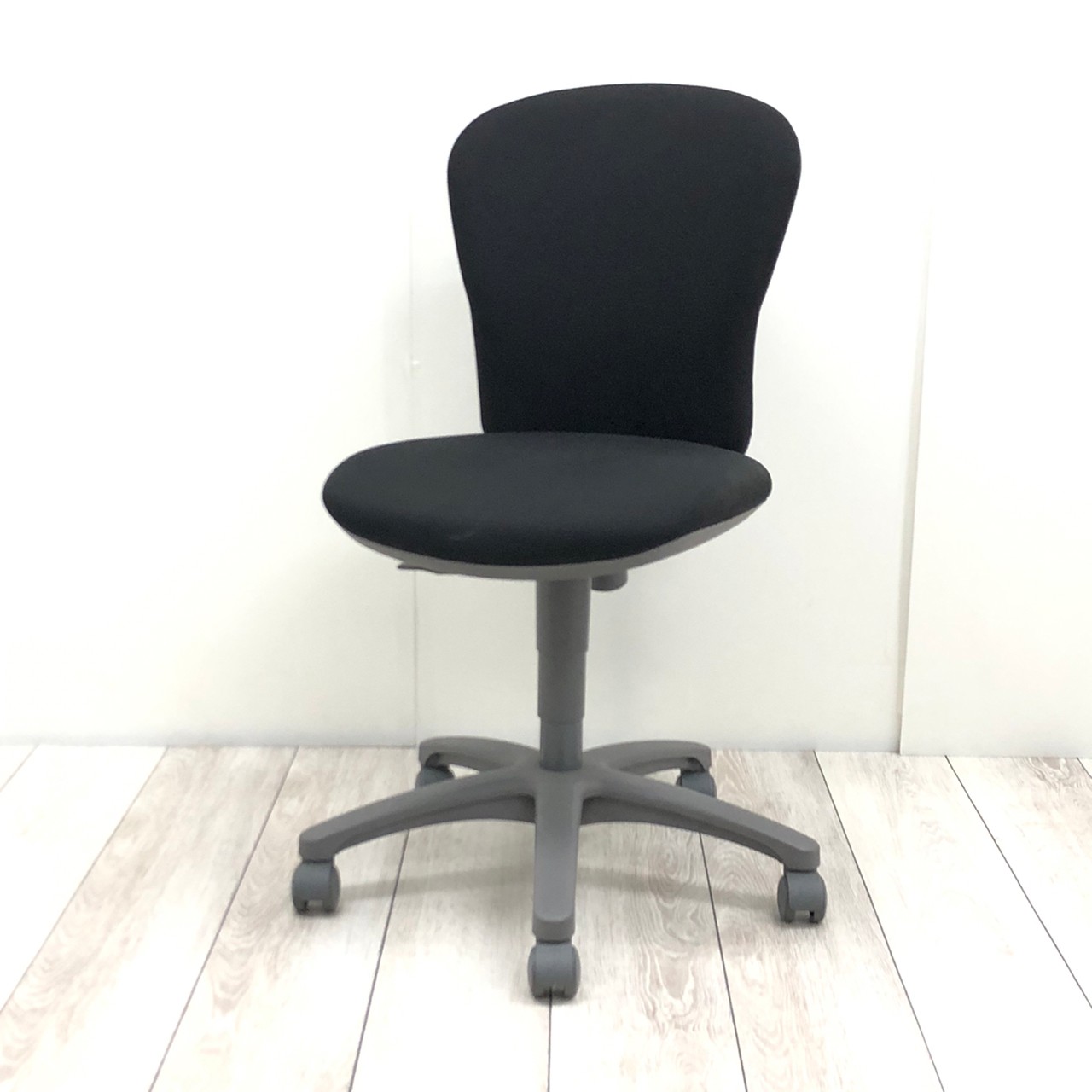 【レグノパワー！！！】コクヨ製レグノチェア【パンのようなふっくらした座り心地】
                        レグノチェア
                                    中古
            