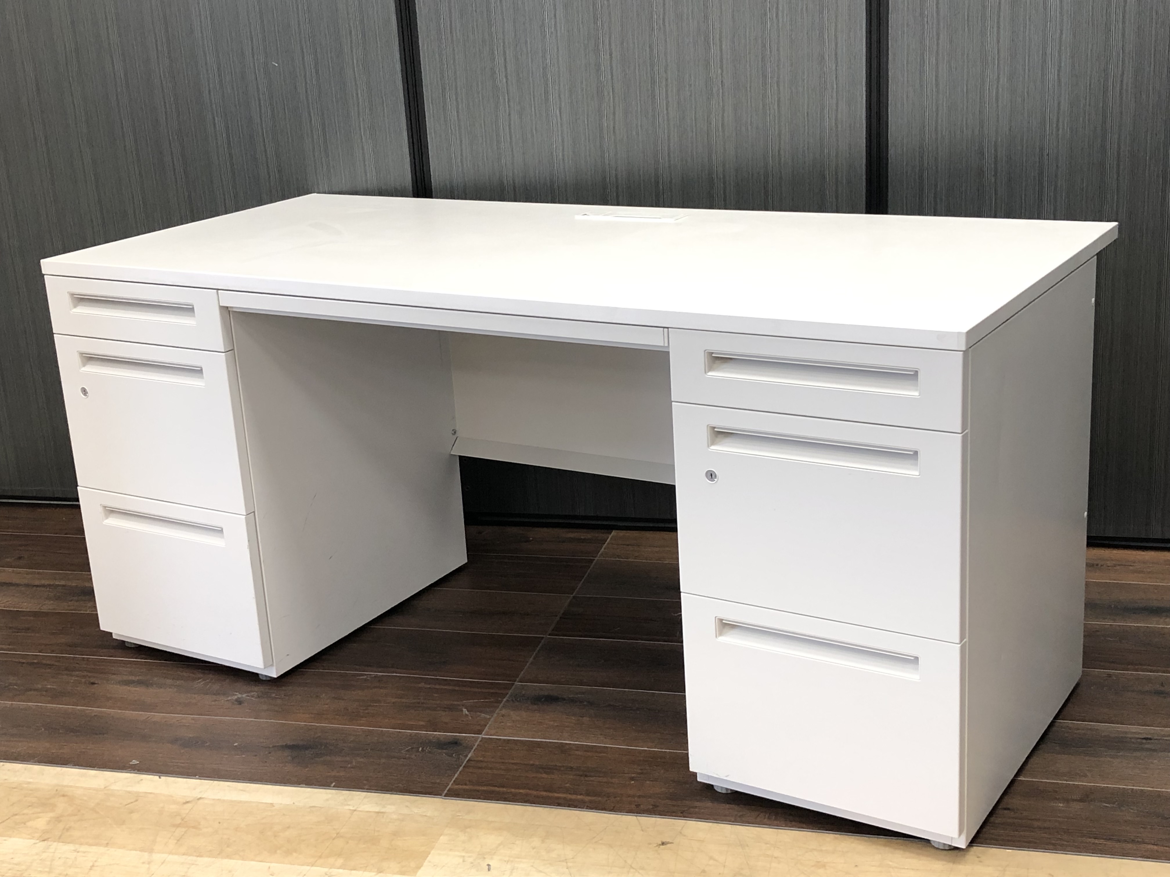 【2台入荷！！】上長席にお勧めの一品！！W160㎝の希少品！■ウチダ/スカエナ/ホワイト
                        スカエナ
                                    中古
            