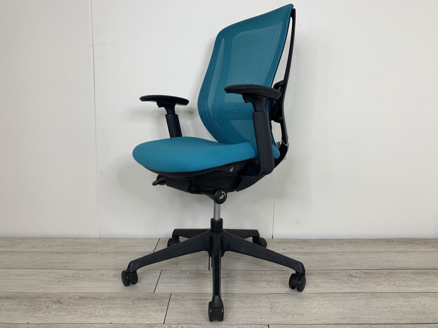 【在宅ワーク向けのお勧めチェア！】ブラックと鮮やかなブルーが美しい！
                        シルフィー
                                    中古
            