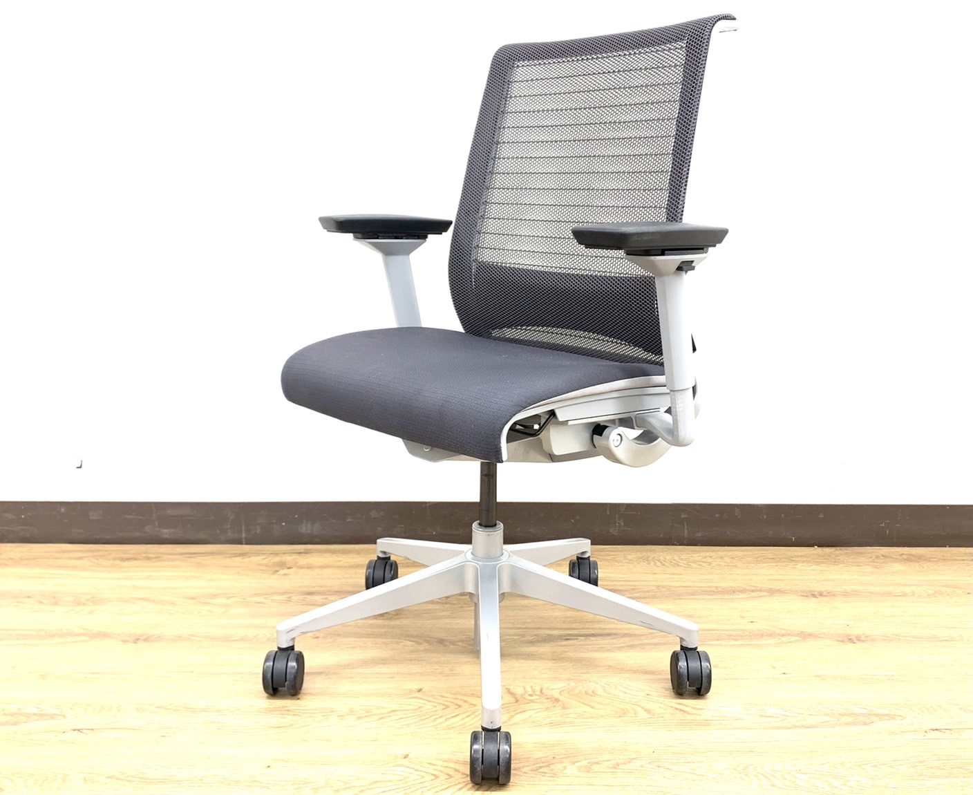 【2012年製】Aランク品状態良好考える椅子【Think】チェアグレーカラー蓮田入店※可動肘掛け仕様◆スチールケース（Steel Case）製【RP】
                        シンクチェア（2014年以前モデル）
                                    中古
            