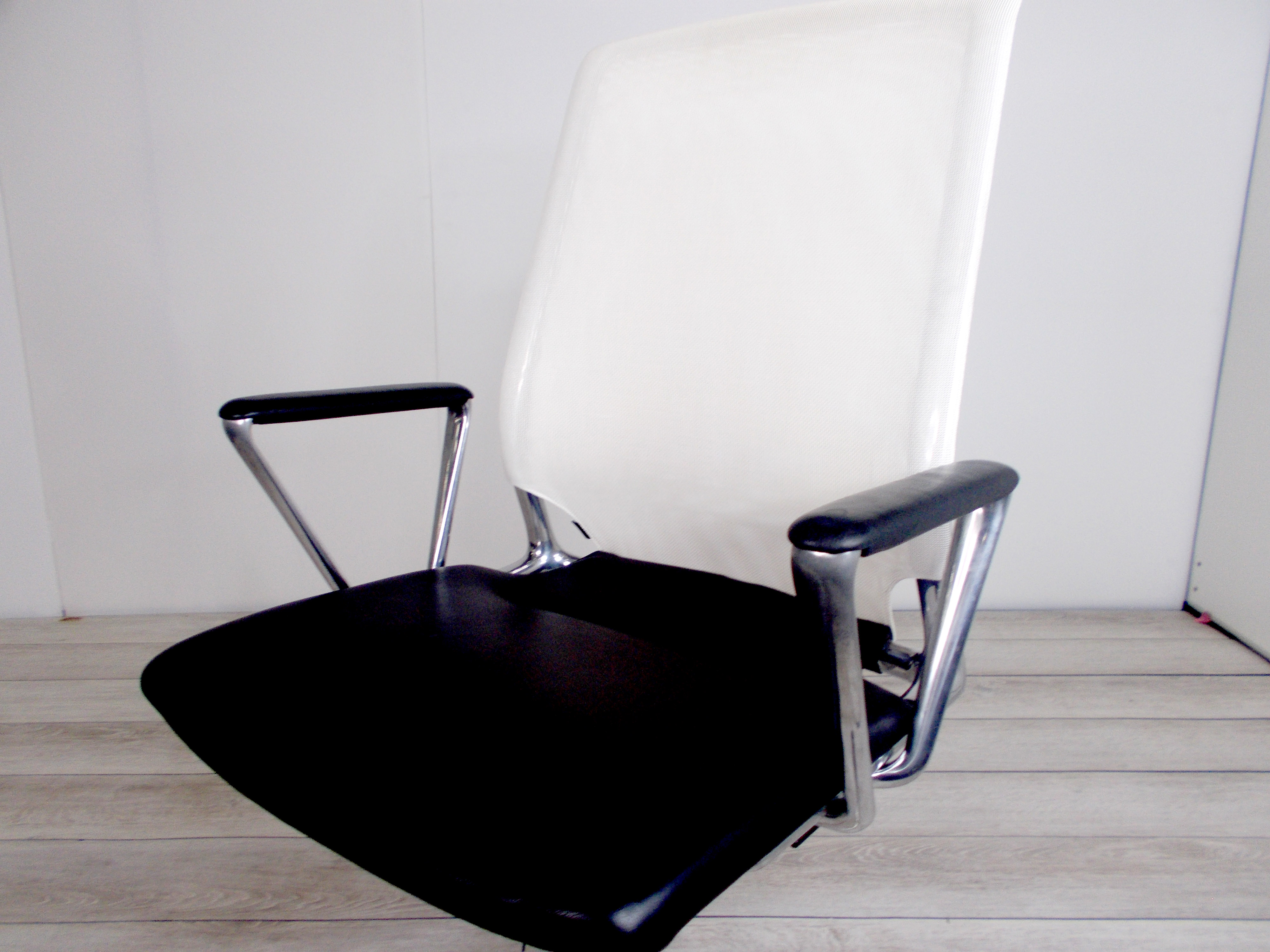 メダチェア vitra/ヴィトラ 肘付ハイバックチェア 中古】メダチェア vitra/ヴィトラ 肘付ハイバックチェア 367925