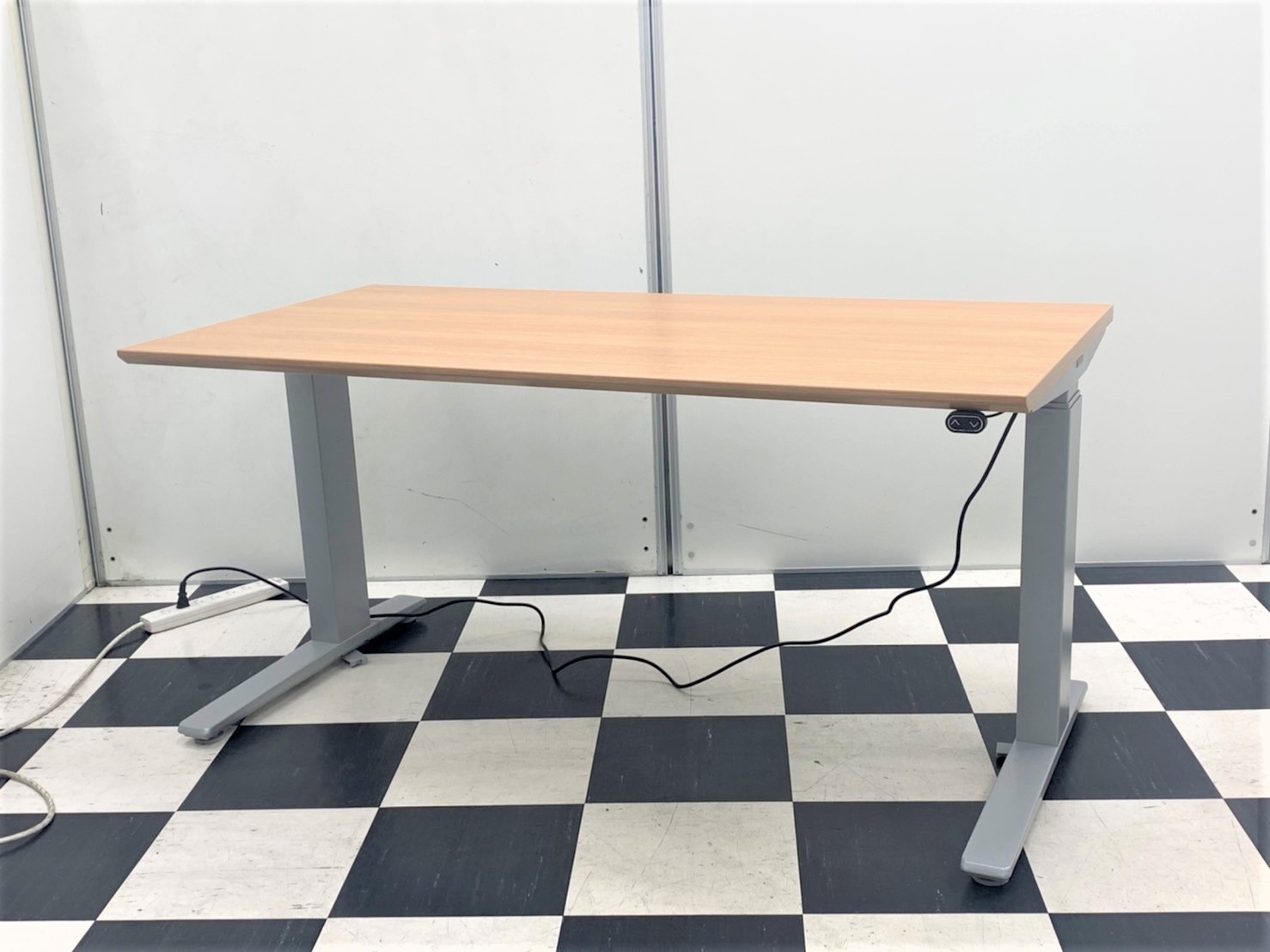 【電動で昇降する木目調デスク！】オカムラ製　電動上下昇降デスク　幅1400㎜　■色：ナチュラル天板（MK38）※倉庫にも大量在庫あり！
                        Swift
                                    中古
            