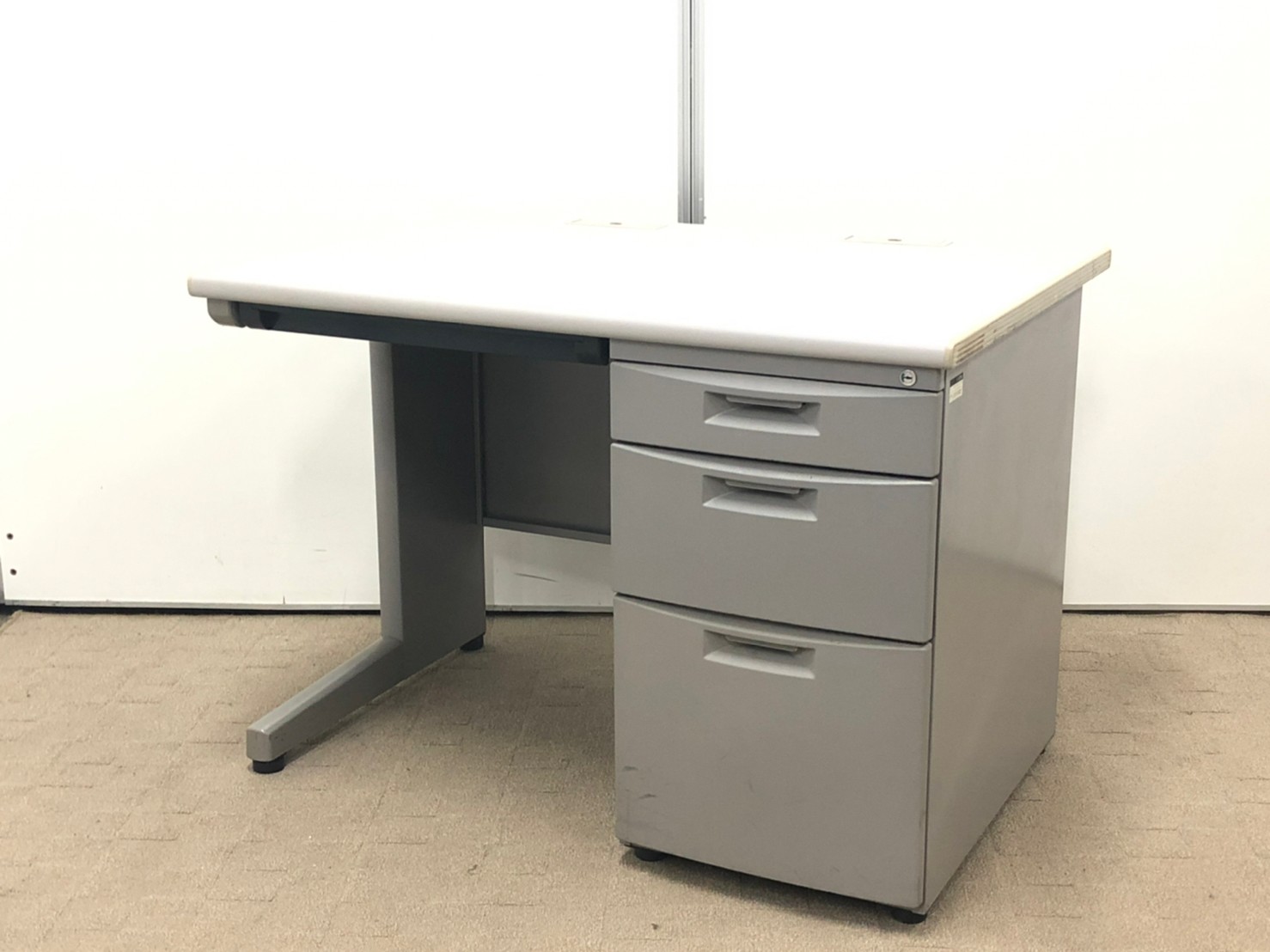 【限定１台！】【在庫入替セール品！】昔ながらのデザインですが、現代オフィスでもまだまだ需要のある高さ70㎝の片袖デスク！【J】【J9】■イトーキ/CZ/グレー
                        CZデスク
                                    中古
            