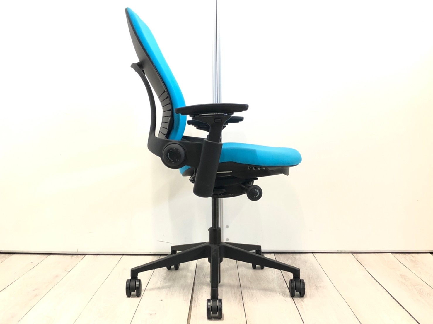 リープチェアV2 steelcase 肘付きハイバックチェア 中古】リープV2 Steelcase/スチールケース 肘付ハイバックチェア