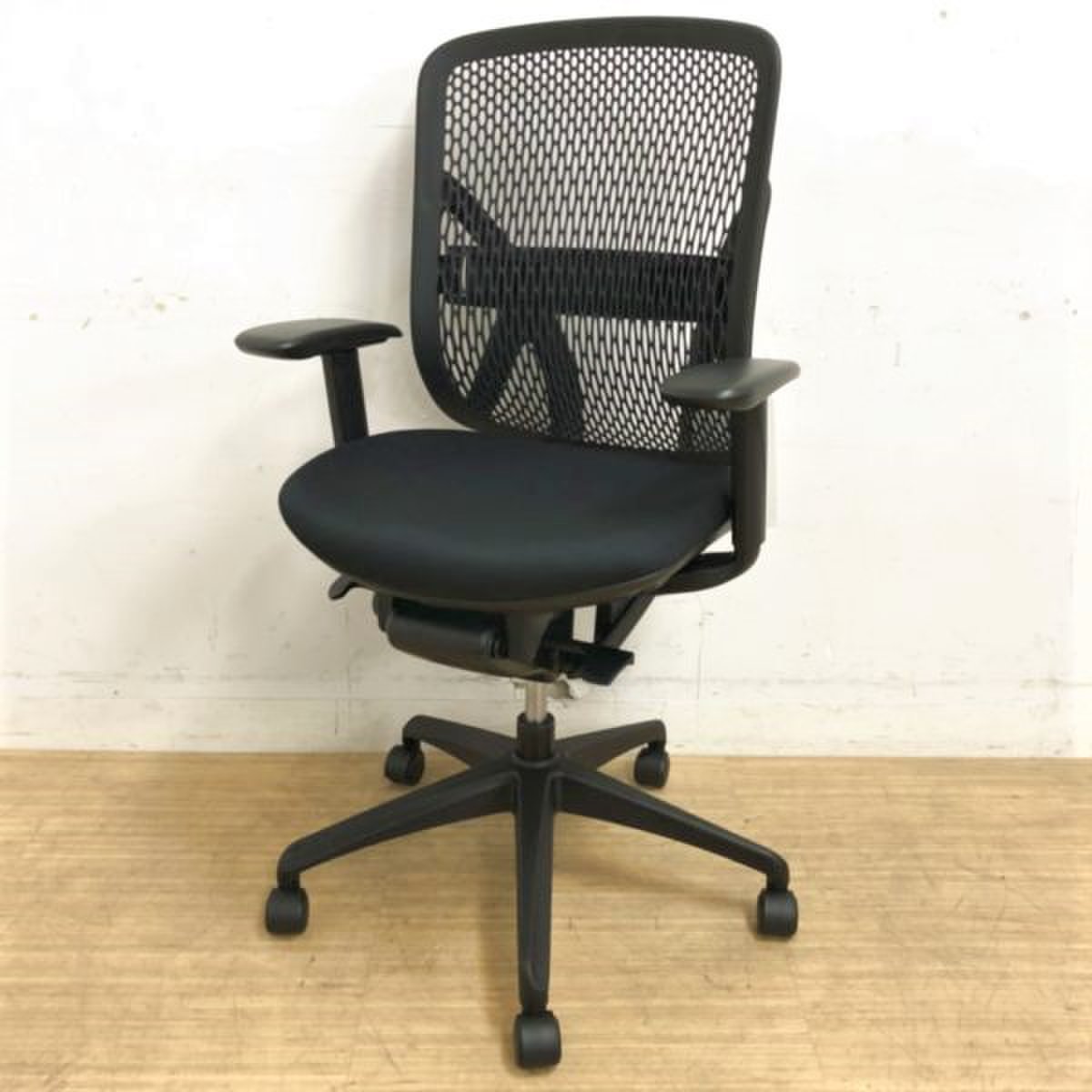 INABA イナバ　イエラチェア　ハイバック　15.5万　奥山清行　モダン高機能 中古】yera イナバ/INABA 肘付ハイバックチェア 368411 - 中古