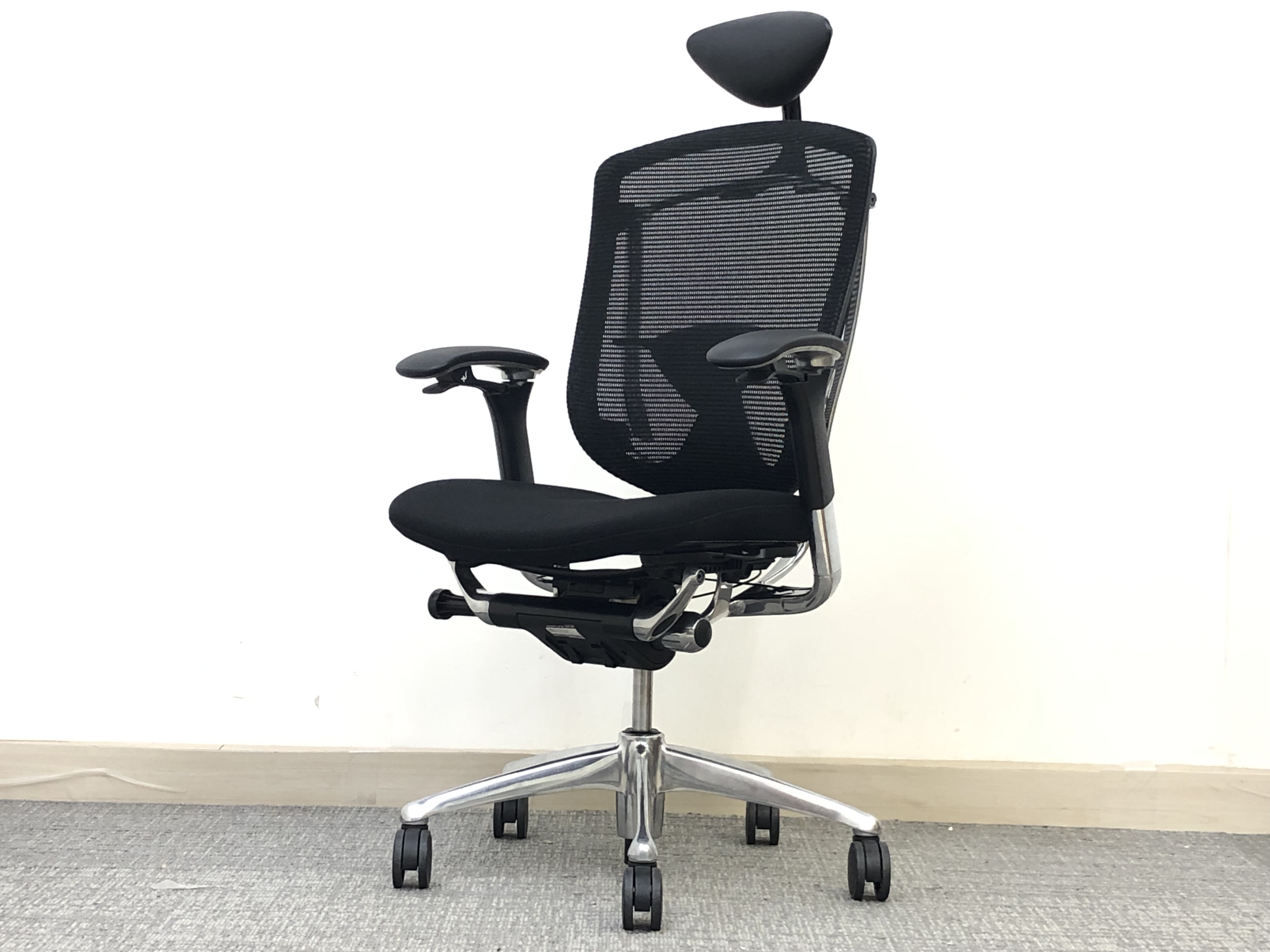 【2012年製Aランク品】キングオブチェアコンテッサ（Contessa）ブラックカラー＆クッション座面仕様※小型ヘッドレスト付＆ポリッシュ脚仕様◆オカムラ製
                        コンテッサチェア
                                    中古
            