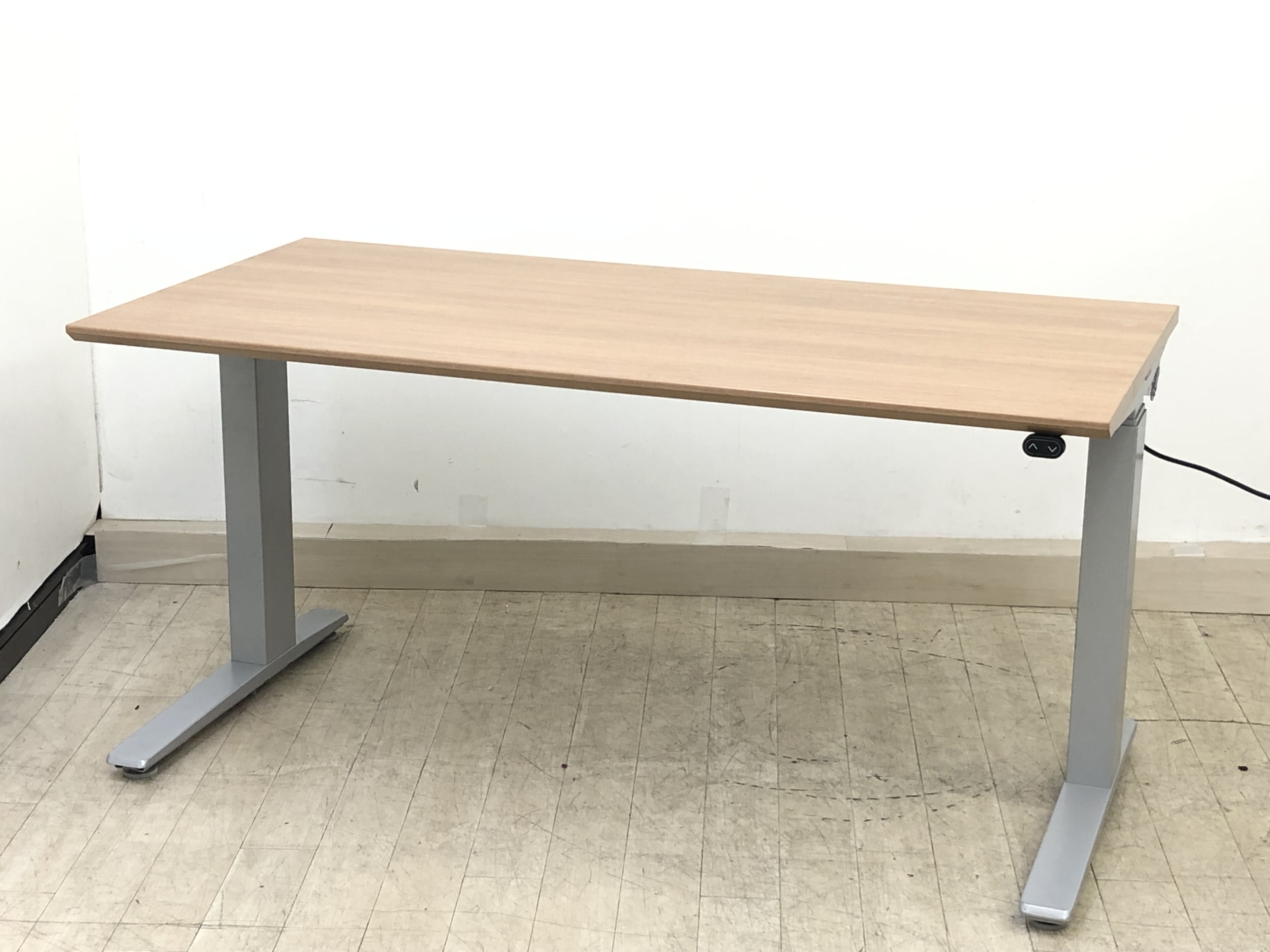 オカムラ製昇降デスク　新世代のデスク！立ち姿勢を取り入れる。ワークスタイルが変わる！！
                        Swift
                                    中古
            