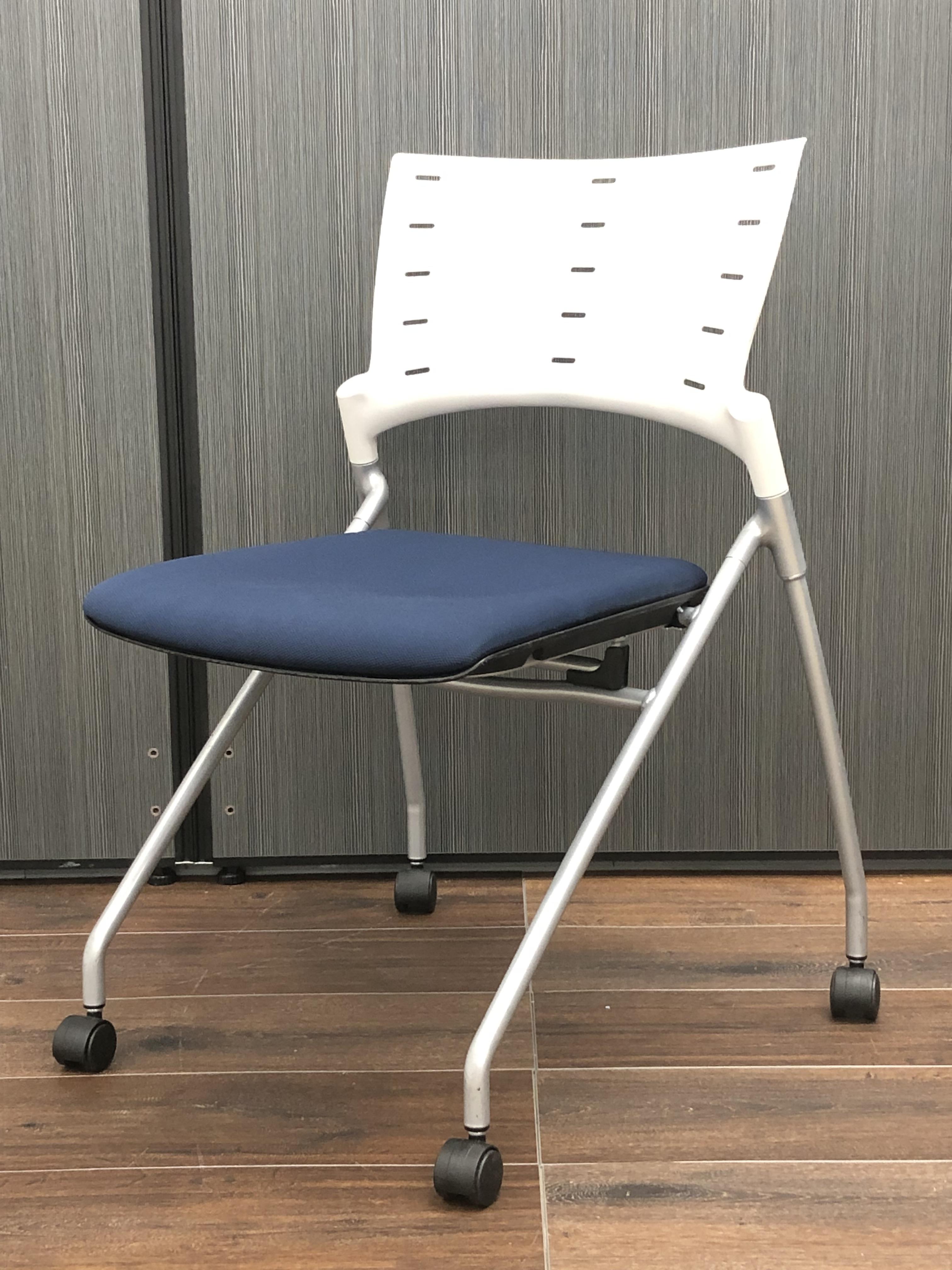 【キャスター付でスイスイ動かせる！】■イトーキ製　マノスチェア（MANOSS）　ネイビーブルー　ホワイトシェル【ネスティングチェア】
                        マノスチェア
                                    中古
            