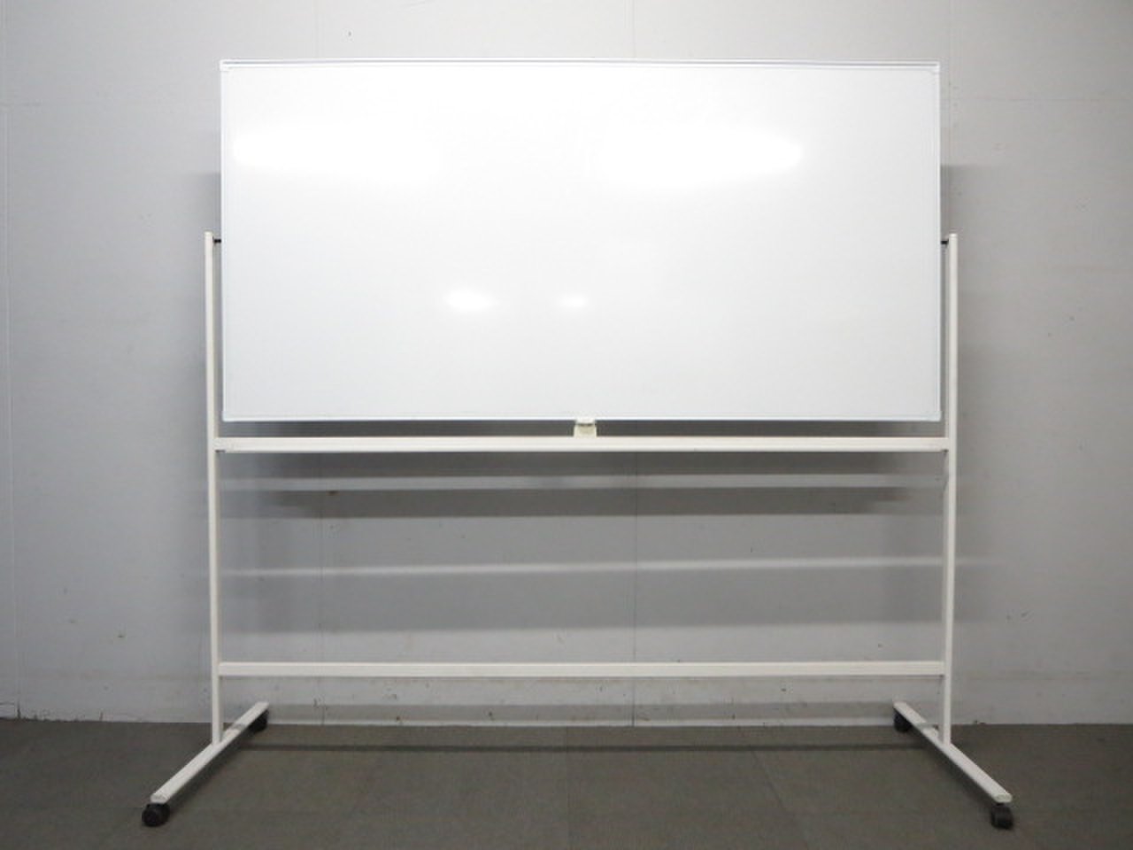 【KS】【オフィス会議の必需品！】■脚付ホワイトボード　両面タイプ　板面：W1800×H900　広々と使えます！
                        その他シリーズ
                                    中古
            