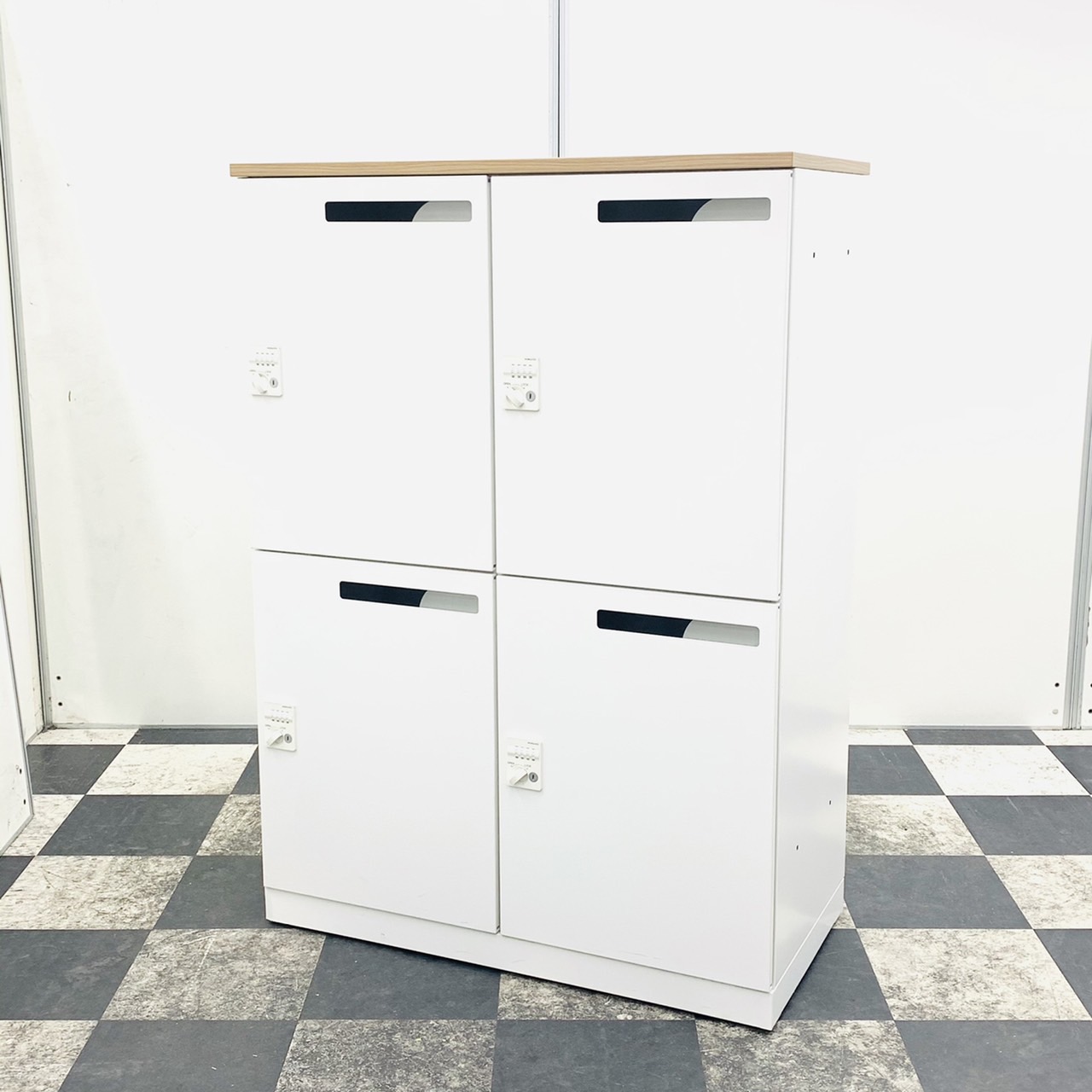 【木目×ホワイトの大人気カラーのロッカー入荷！】コクヨ（KOKUYO）エディア　4人用パーソナルロッカー　仕様：シリンダー錠　■色：ホワイト（天板：木目）　嬉しい投入口付き
                        エディアロッカー
                                    中古
            