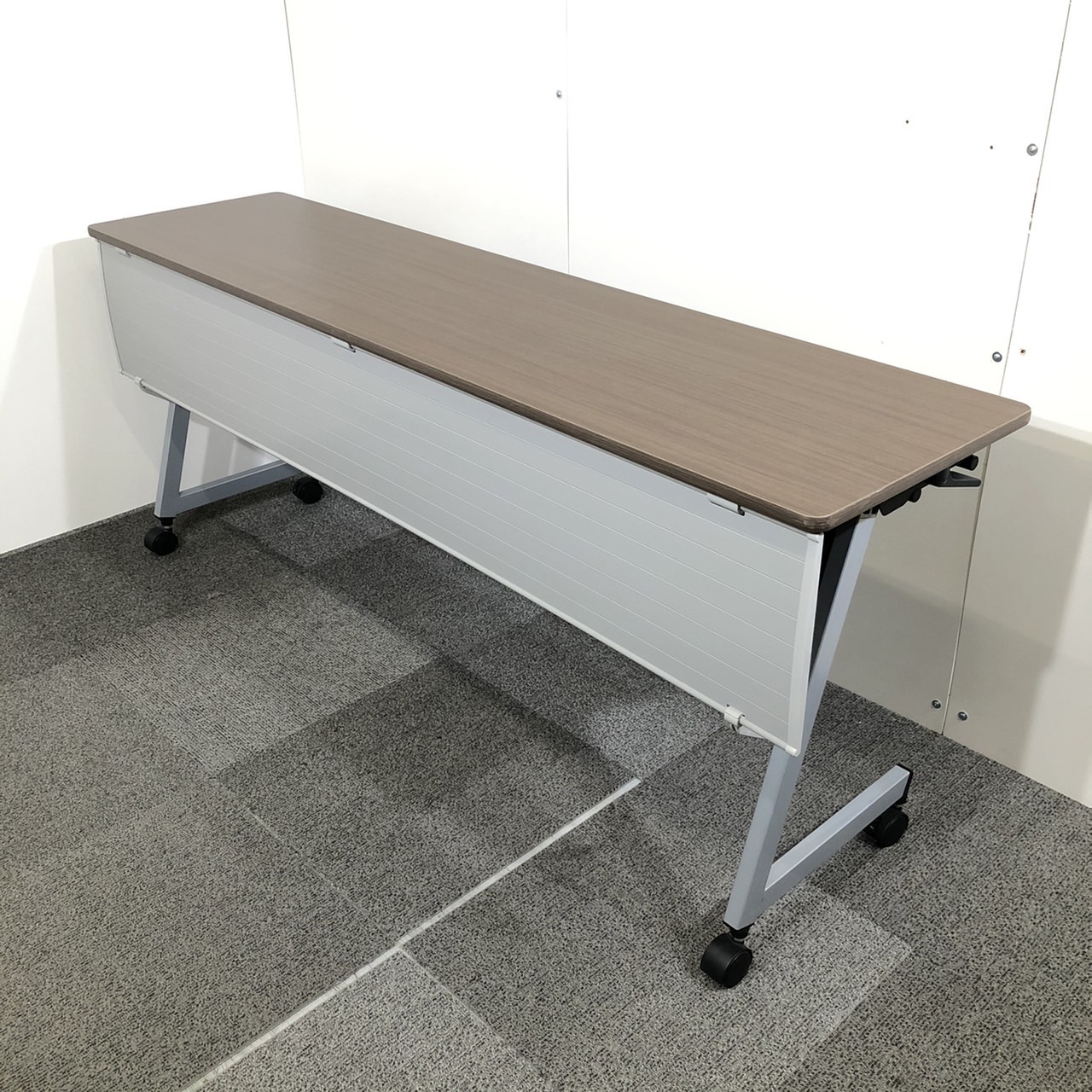 【10台ロット入荷】会議用、商談用のテーブルとしてオススメのスタックテーブル！ イトーキ製　ブラウン　幕板付き　W1800D450
                        その他シリーズ
                                    中古
            