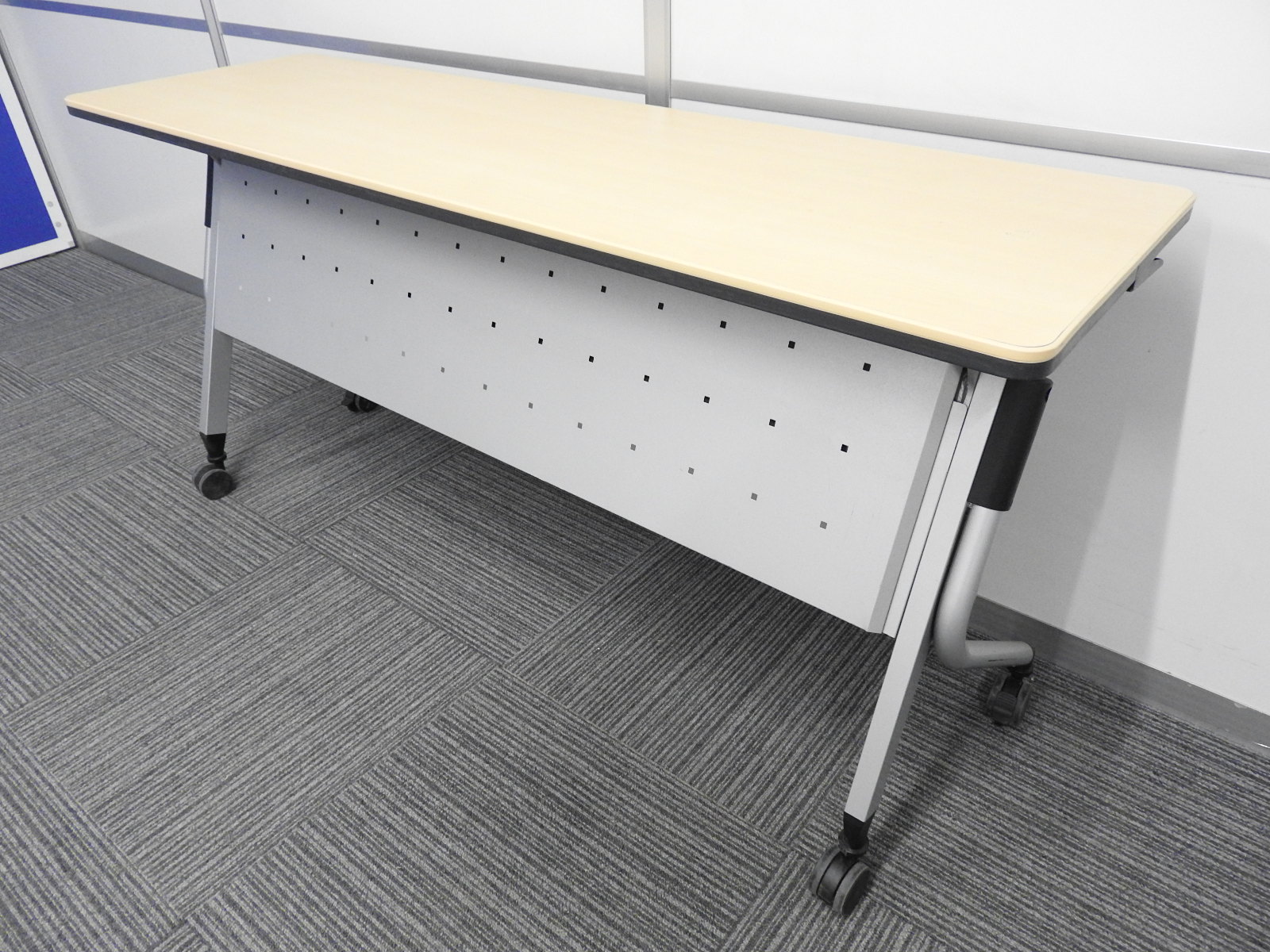 【キャスター付でフレキシブルに使えます！】◆プラス製　サイドスタックテーブル　W1500×D450mm　幕板付き　◆いま流行の木目カラー！
                        その他シリーズ
                                    中古
            