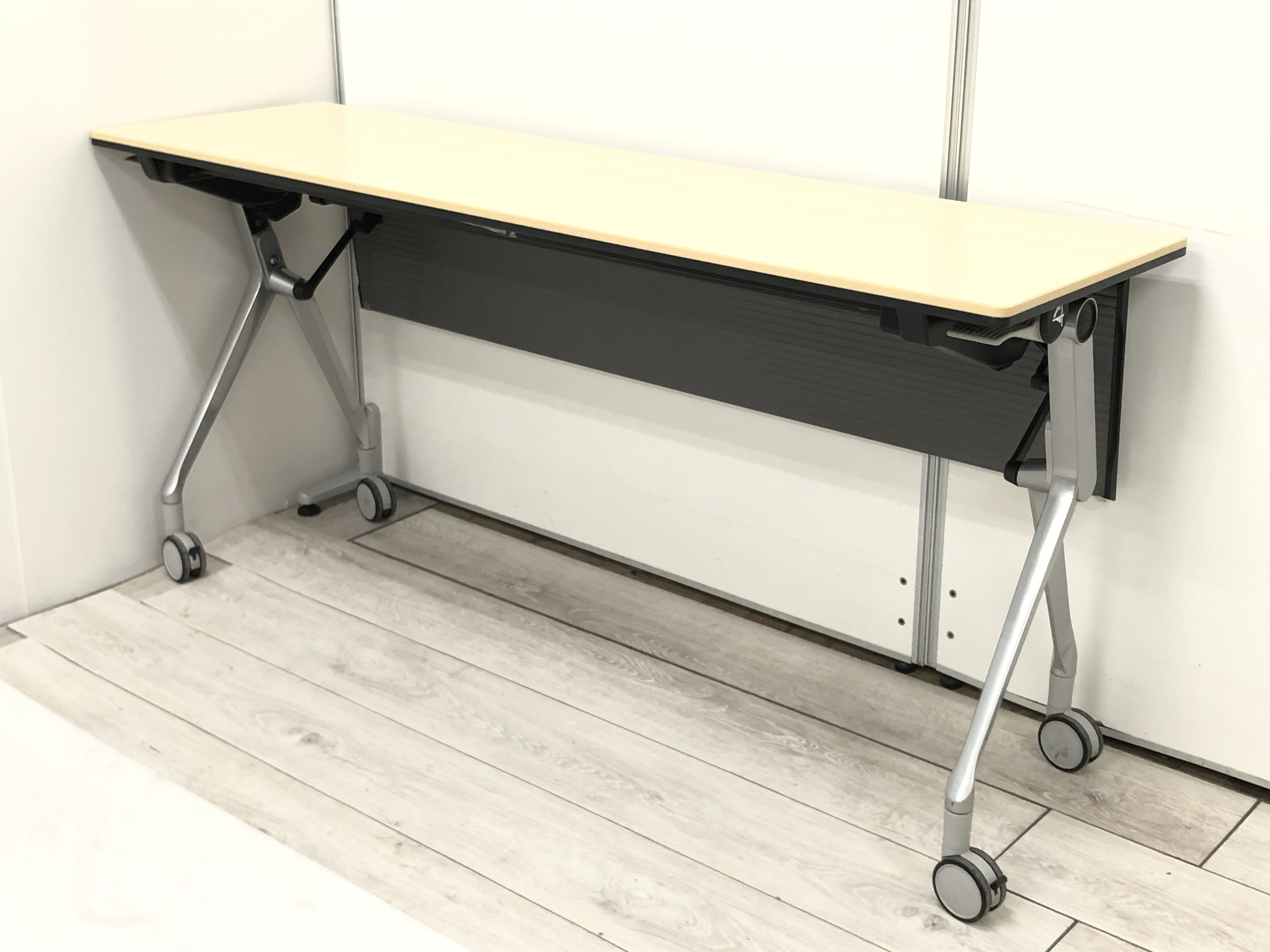 こんなご時世ですが、、、ミーティングで役立つ折畳式テーブル！
■オカムラ/インターアクトNT/ナチュラル
                        インターアクトPRO
                                    中古
            