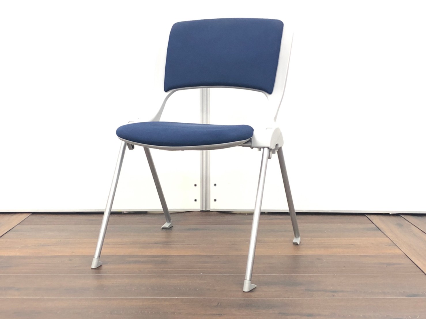 内田　ダークブルーカラー　重ねられるため収納も◎！　【キャスター無しのスタッキングチェア！】
                        その他シリーズ
                                    中古
            