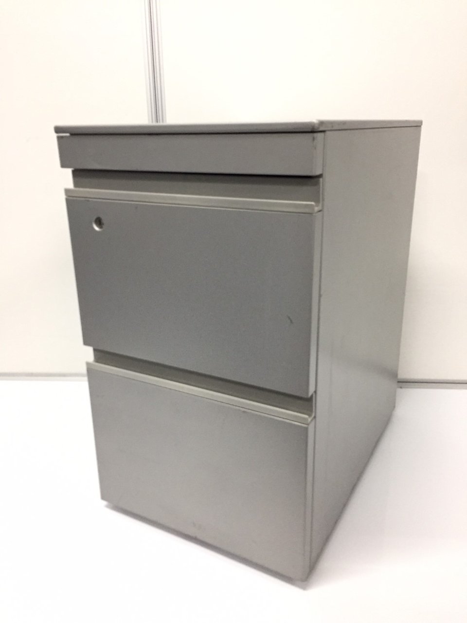 【6台入荷】フリーアドレスデスク、高さ720mmのデスクにぴったりのワゴン！　■オカムラ/シルバー
                        その他シリーズ
                                    中古
            