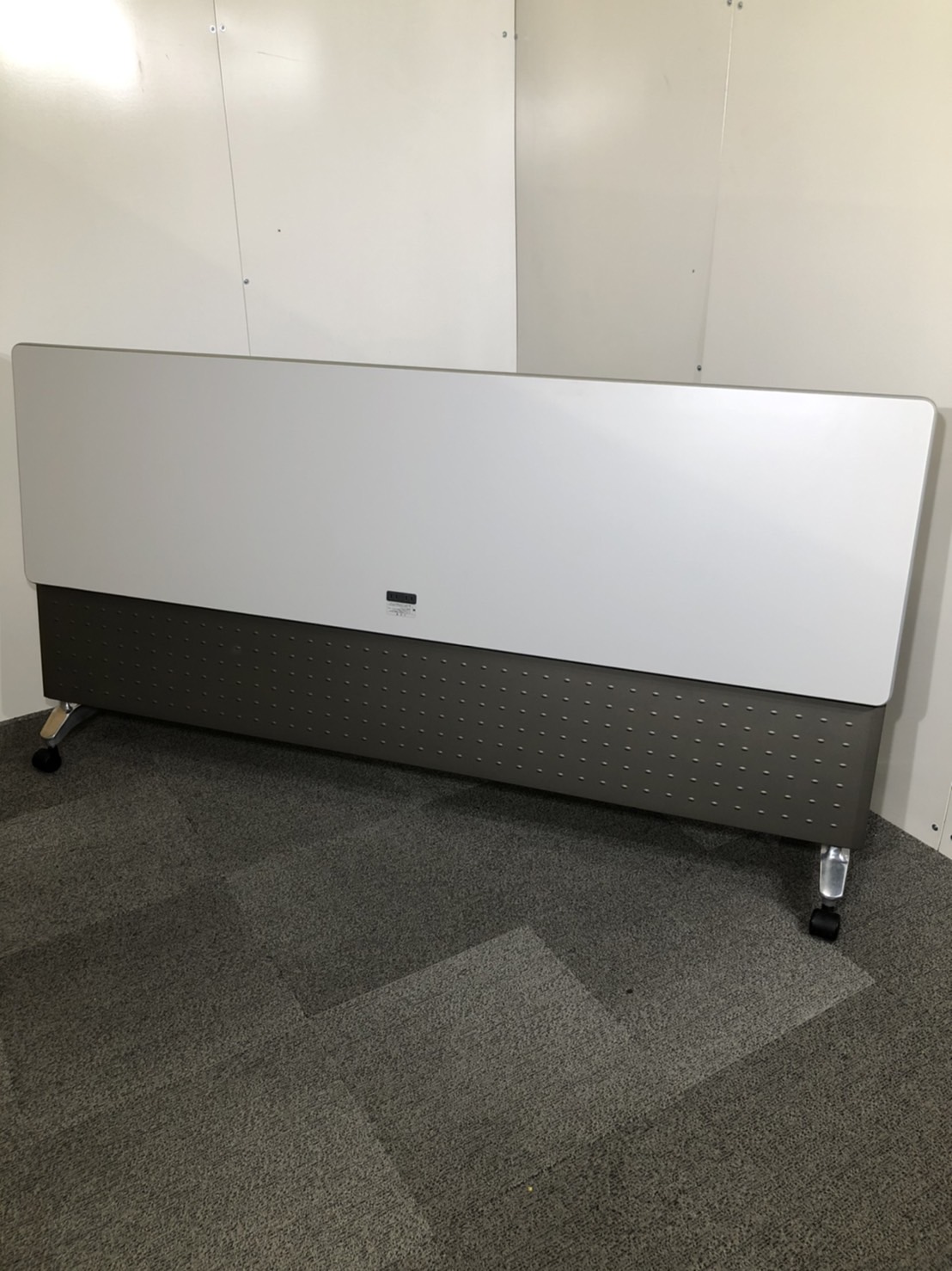 【関西倉庫在庫品】電源タップ付きでミーティングを快適に！　弊社使用欄【A00855075】
                        その他シリーズ
                                    中古
            