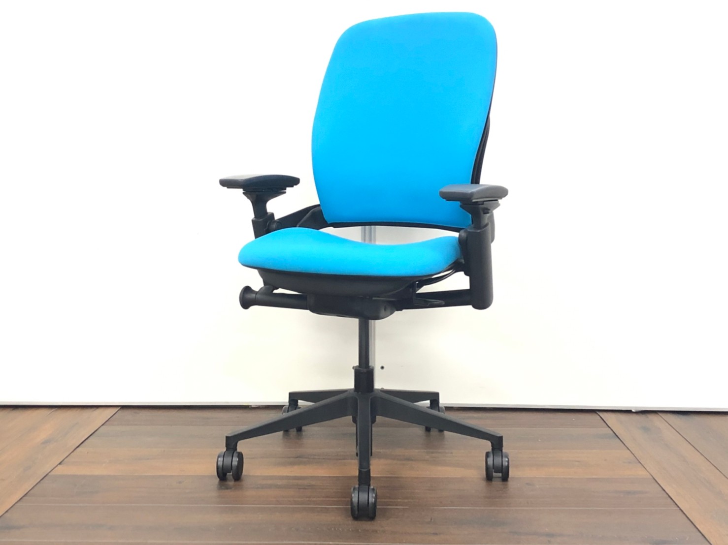 【大量入荷につき特別価格！】テレワークの普及により人気に拍車がかかったリープV2！腰痛対策の味方！ランバーサポート内蔵【スチールケース/リープV2/ブルー】
                        リープV2
                                    中古
            