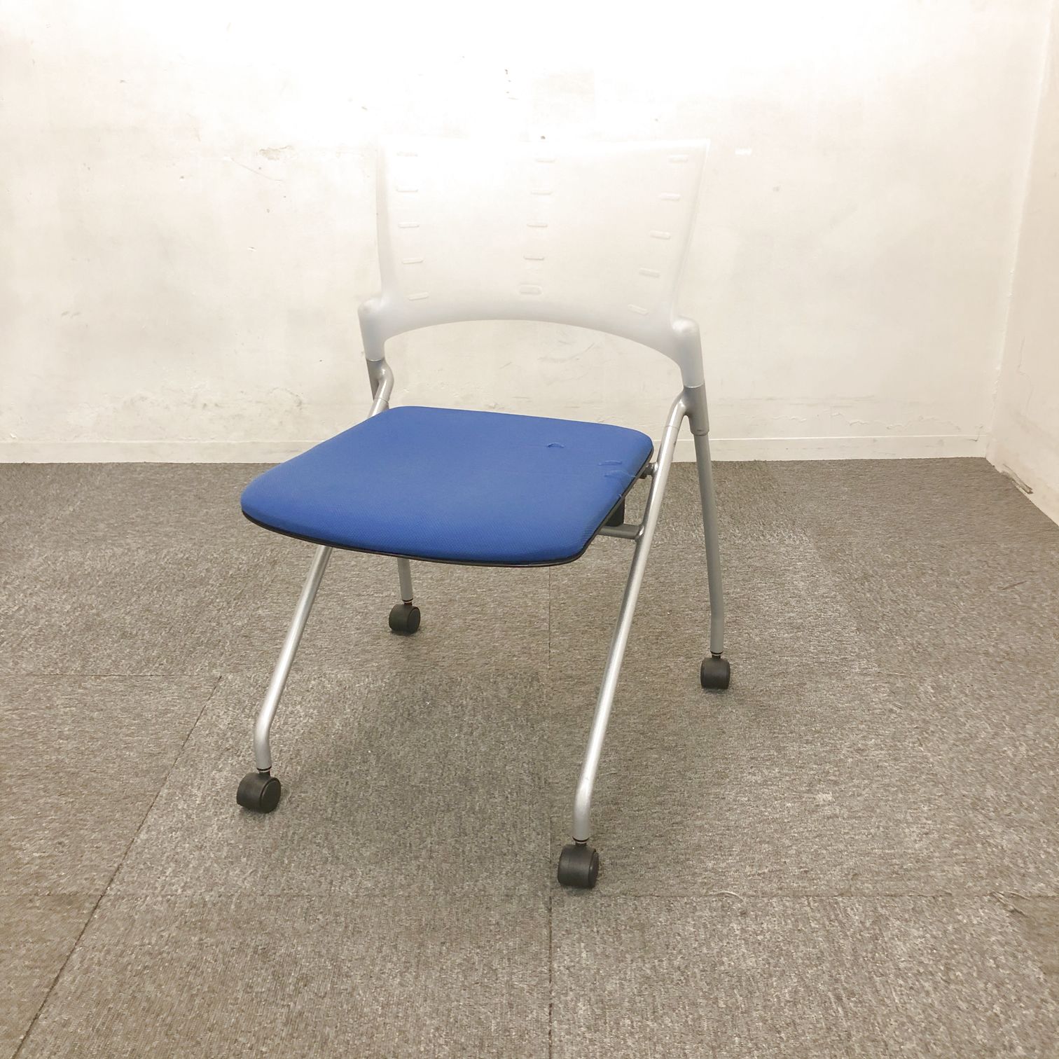 【在庫入替品】定番人気のネスティングチェア！　イトーキ　中古　OAチェア　テレワーク　在宅ワーク　マノス　ブルー×ホワイト
                        マノスチェア
                                    中古
            