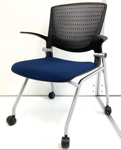 【KS】【スタイリッシュで快適な座り心地！】■オカムラ製　グラータシリーズ　ネスティングチェア　ブルー【平行スタッキング】
                        グラータチェア
                                    中古
            