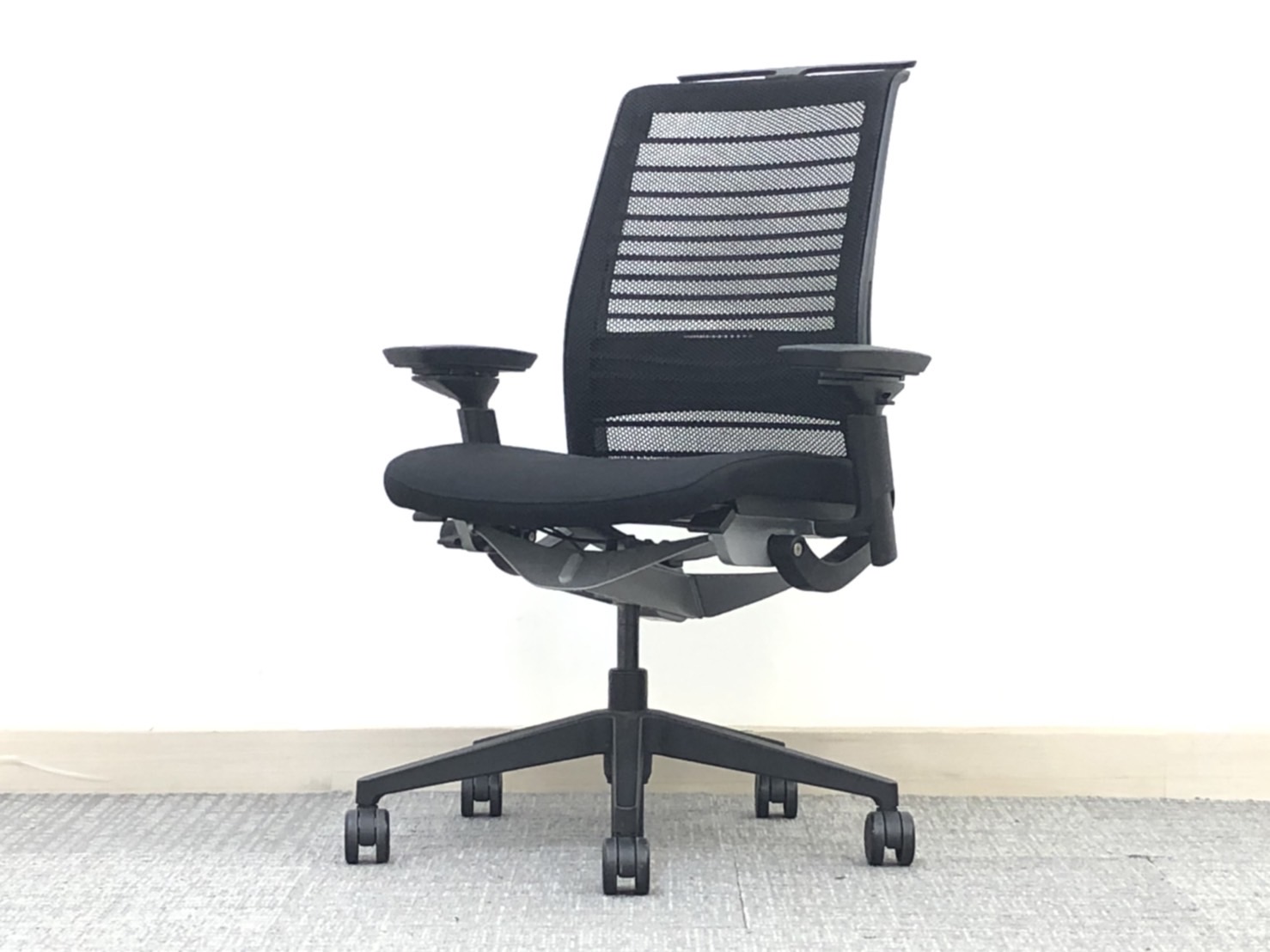 【見た目、機能共に一級品】ワイヤーフレームがクールなイメージに！座面が広くゆったり座りたい方に！
■シンクチェア/2015年以降モデル/ブラック
                        シンクチェア（2015年以降モデル）
                                    中古
            