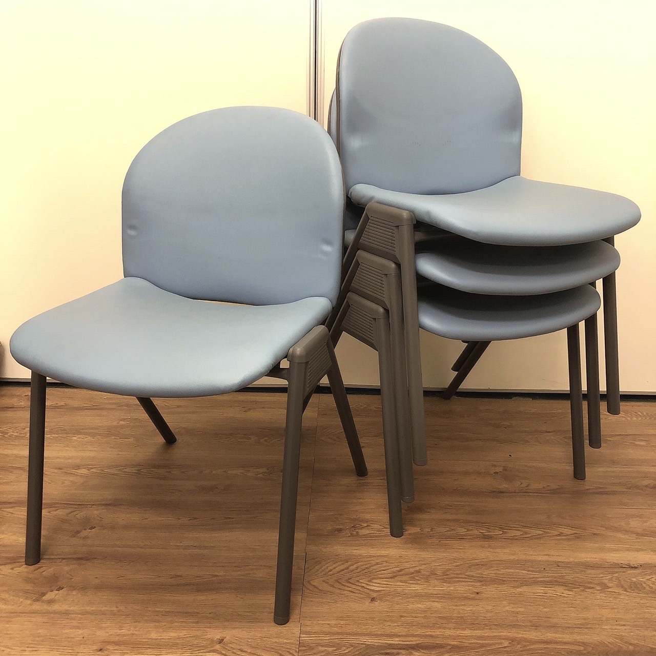 【４脚セット】　スタッキングチェア　コクヨ　レザー　ｋｏｋｕｙｏ　ＣＹ－５００ＶＮ　イクス　ブルー　研修　会議　待合
                        イクスチェアー
                                    中古
            