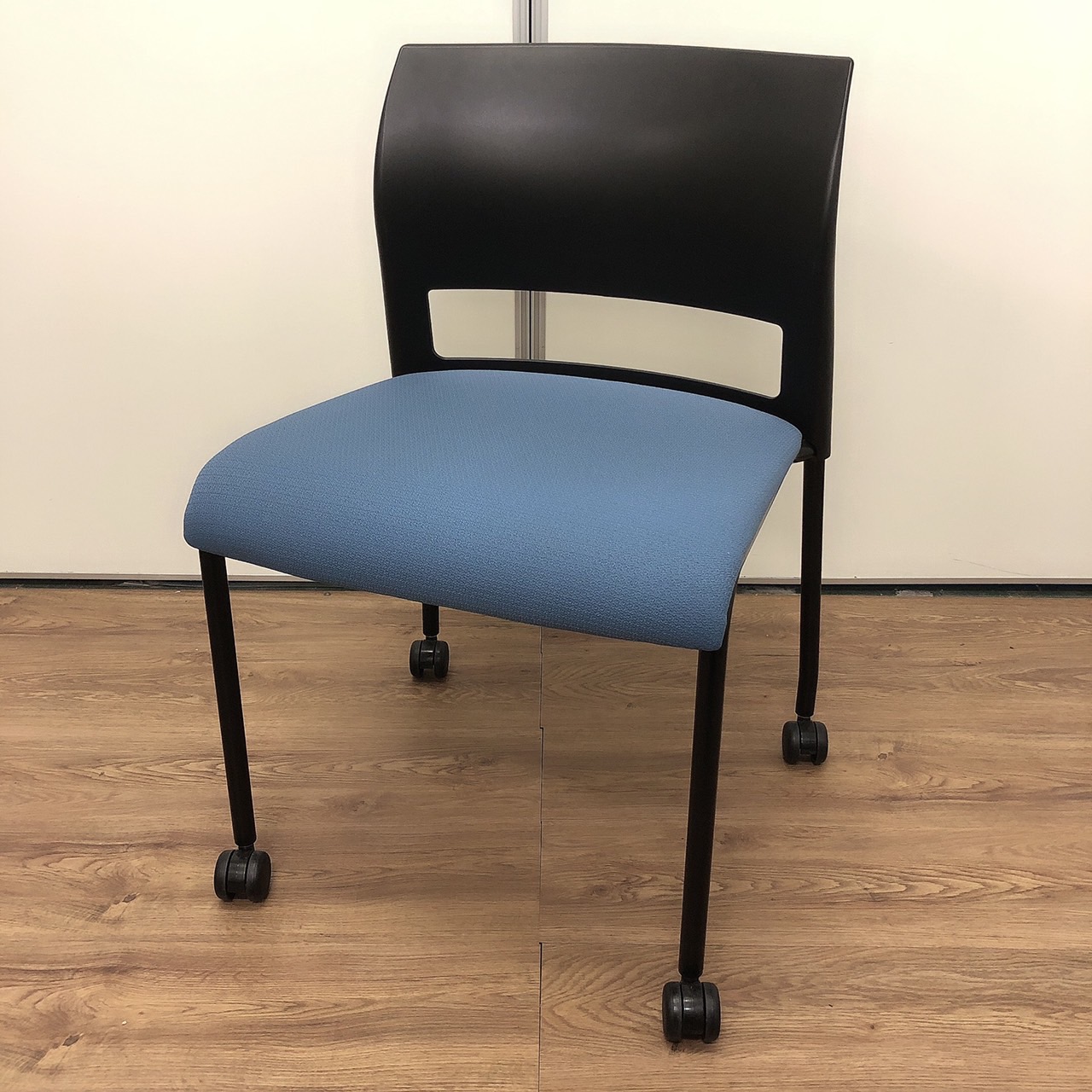 【商品入替】【在庫入替】　【お得】　スチールケース　スタッキングチェア　会議室　収納　黒　コンパクト　キャスター付
                        その他シリーズ
                                    中古
            