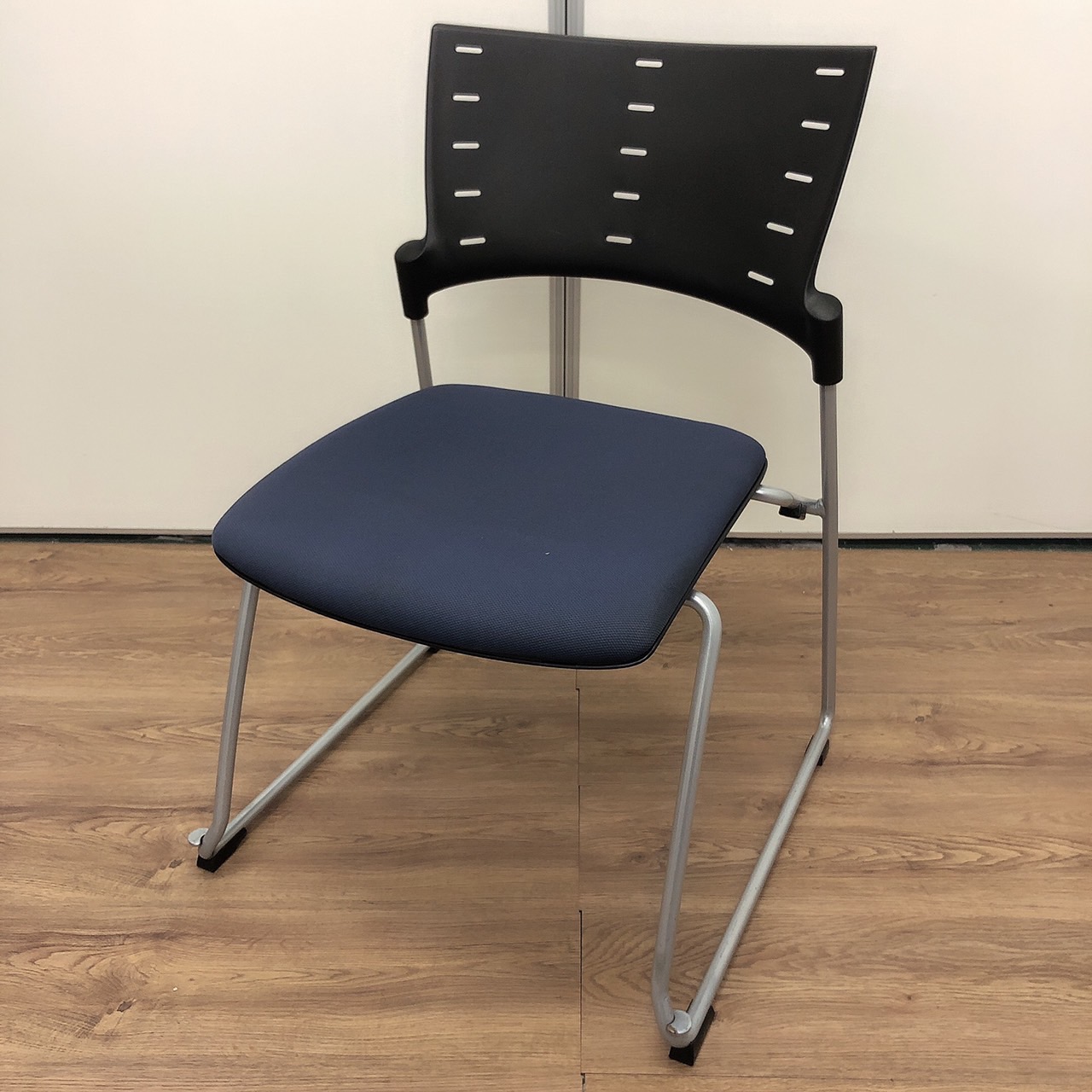 【在庫入替】【商品入替】【お得】　イトーキ　ITOKI　マノス　ネイビーブル　スタッキング　研修　会議　エントランス　【残り１脚】
                        マノスチェア
                                    中古
            