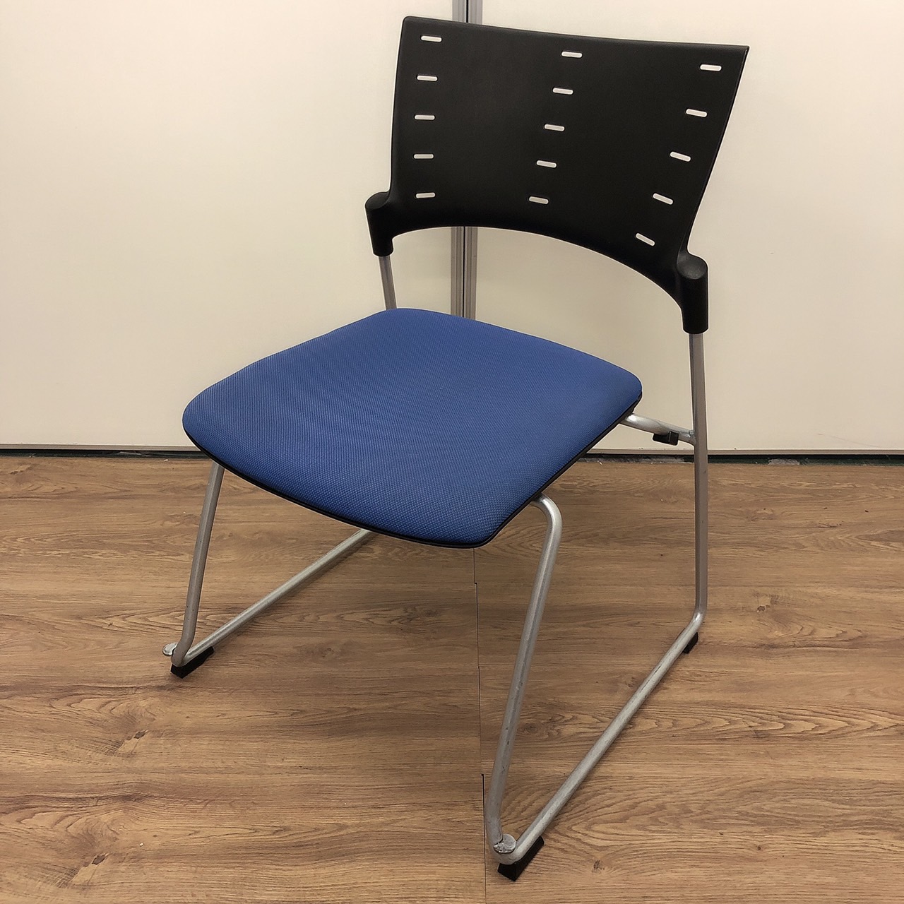 【在庫入替】【商品入替】【お得】イトーキ　ITOKI　マノス　ネイビーブル－　研修　会議　待合　エントランス　セミナー【残り2脚】
                        マノスチェア
                                    中古
            